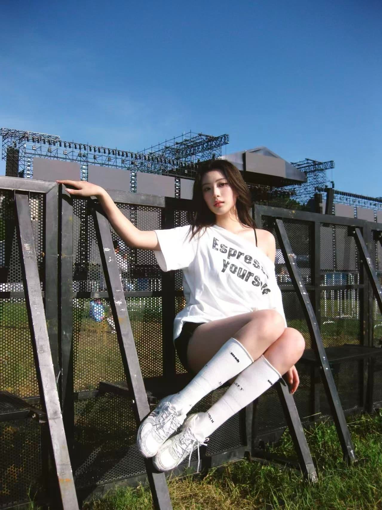 새로운 생방송 품질 비스듬한 어깨 오프숄더 티셔츠 알파벳 프린트 맨위 상세 이미지 2