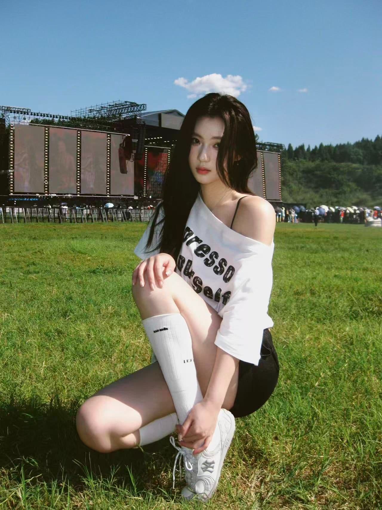 새로운 생방송 품질 비스듬한 어깨 오프숄더 티셔츠 알파벳 프린트 맨위 상세 이미지 3