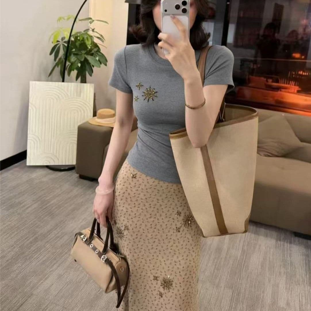 새로운 핫픽스 여름 라운드 넥 몸매 가꾸기 슬림해 보이는 반팔 티셔츠 여성 이미지 4