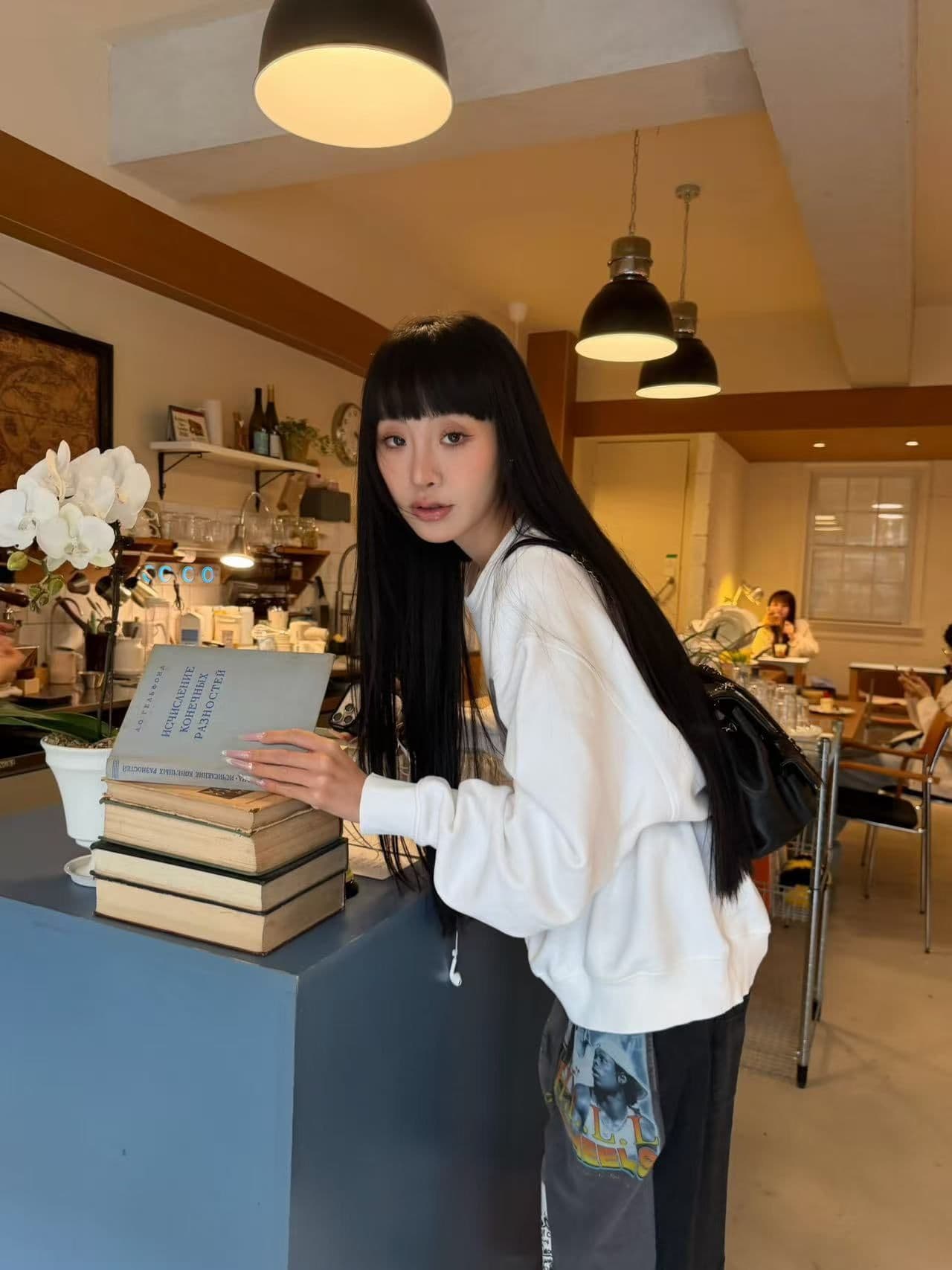 새로운 생방송 품질 복합 얇은 스타일 은 여우 플러시 털이 있는 라운드 넥 초상화 프린트 상세 이미지 8