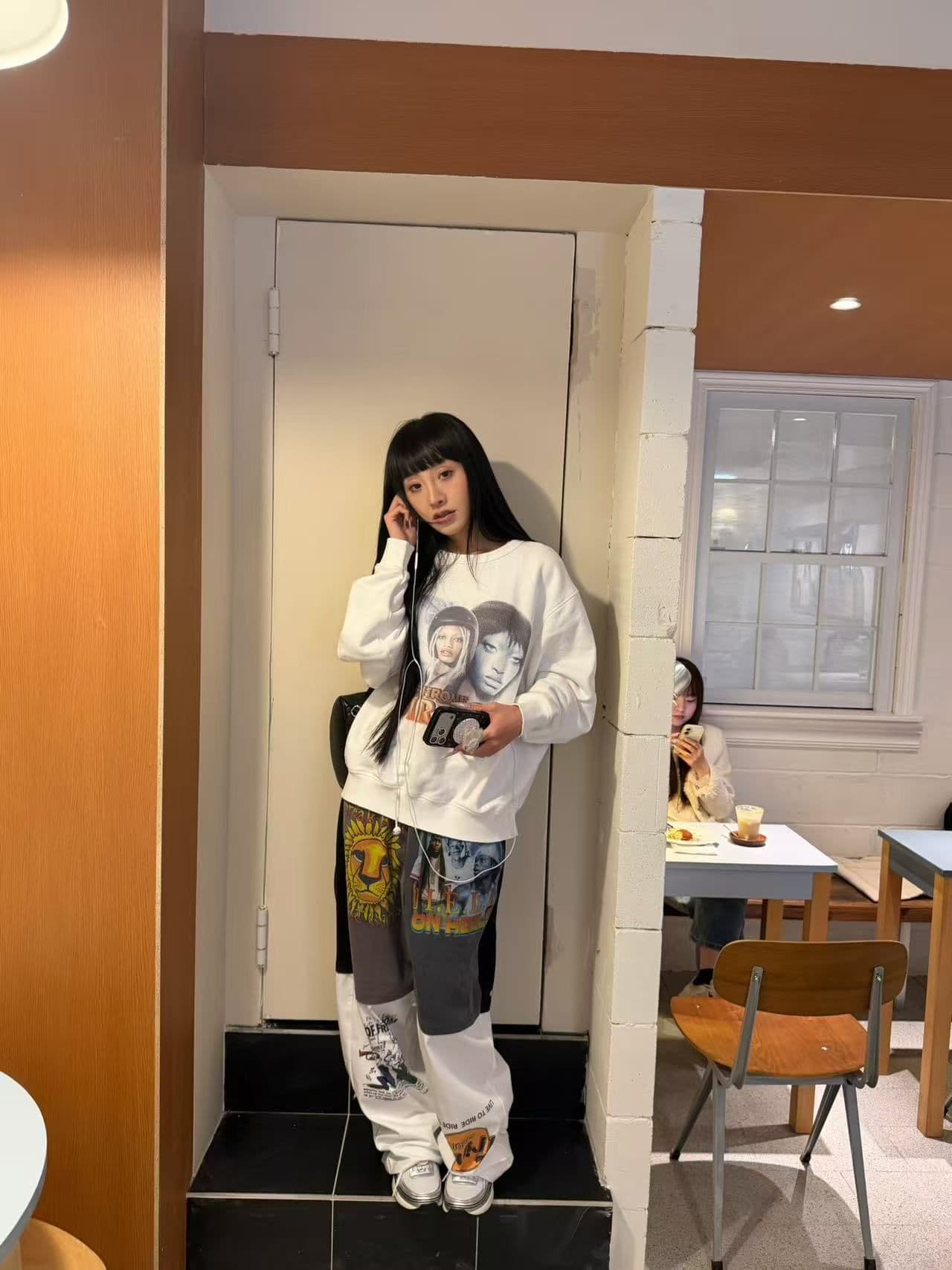 새로운 생방송 품질 복합 얇은 스타일 은 여우 플러시 털이 있는 라운드 넥 초상화 프린트 상세 이미지 10