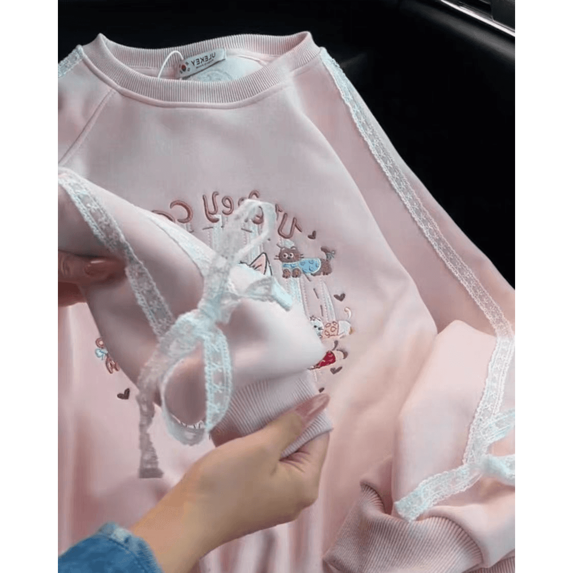 새로운 얇은 두꺼움 자수 패치워크 레이스 측면 라운드 넥 다용도 만화 후드티 이미지 4