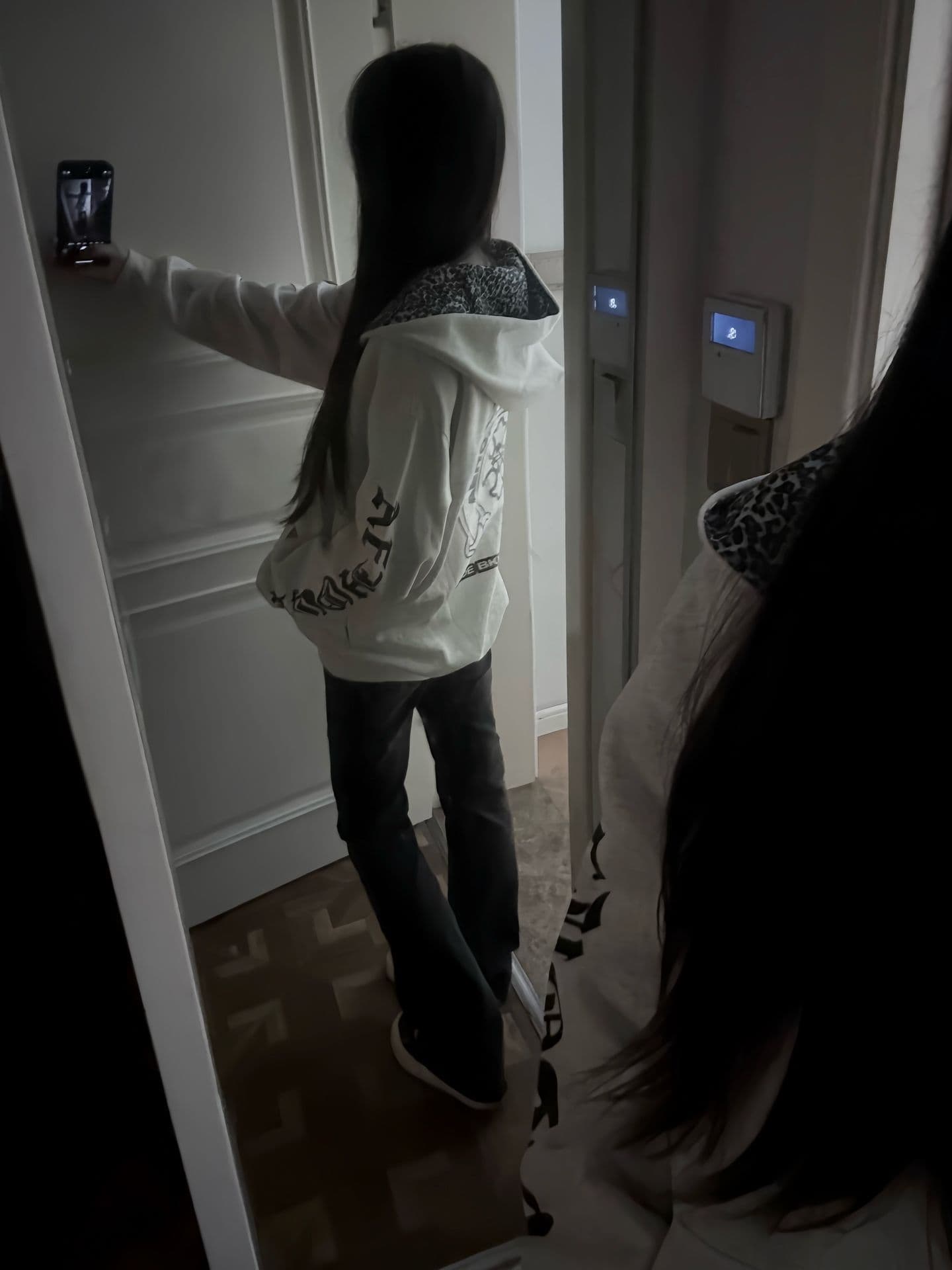 새로운 얇은 스타일 털이 있는 원본 솜씨 인사이드 그리기 자수 후드 티 스웨터 여성 이미지 2