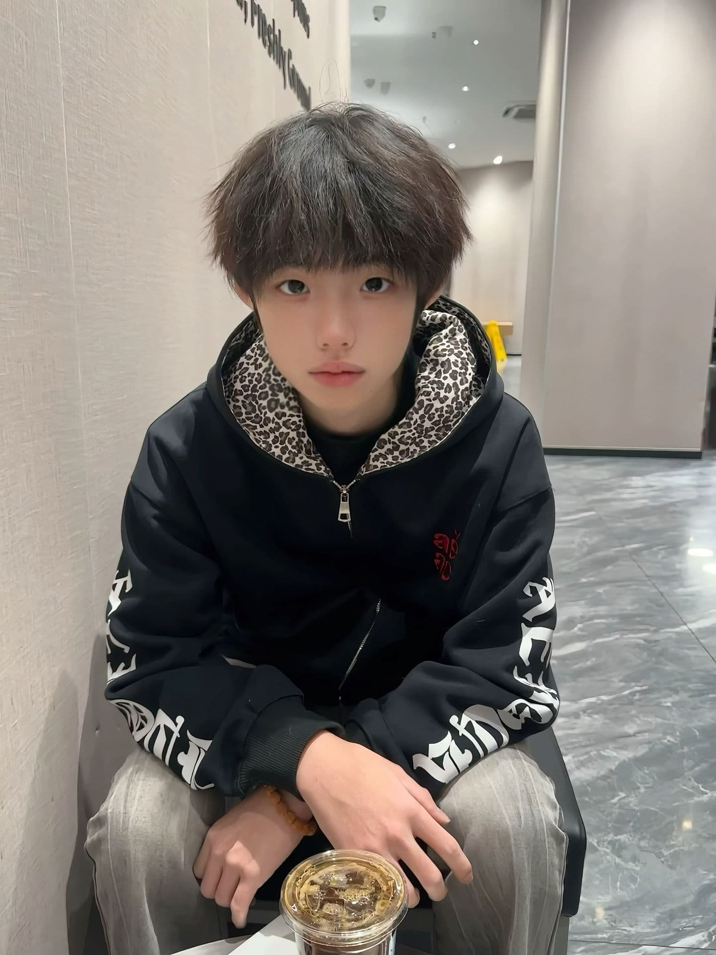 새로운 얇은 스타일 털이 있는 원본 솜씨 인사이드 그리기 자수 후드 티 스웨터 여성 상세 이미지 6