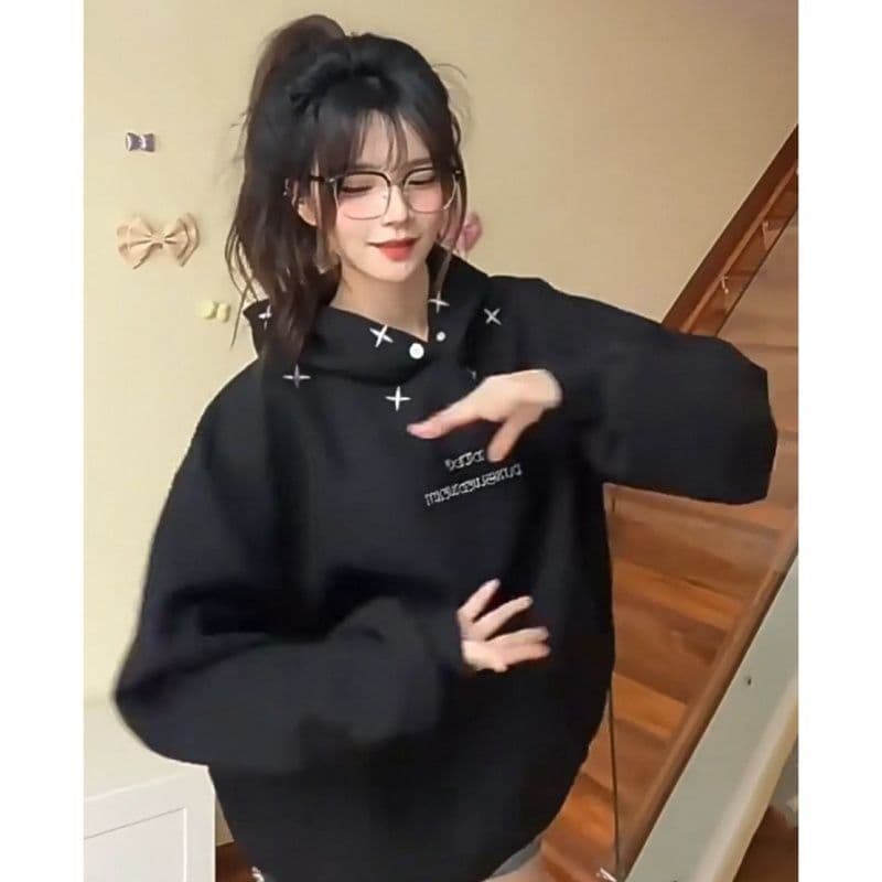 새로운 복잡한 은 여우 플러시 자수 패키지 어깨 칼라 단추 디자인 센스 무선 후드 티 스웨터 상세 이미지 5