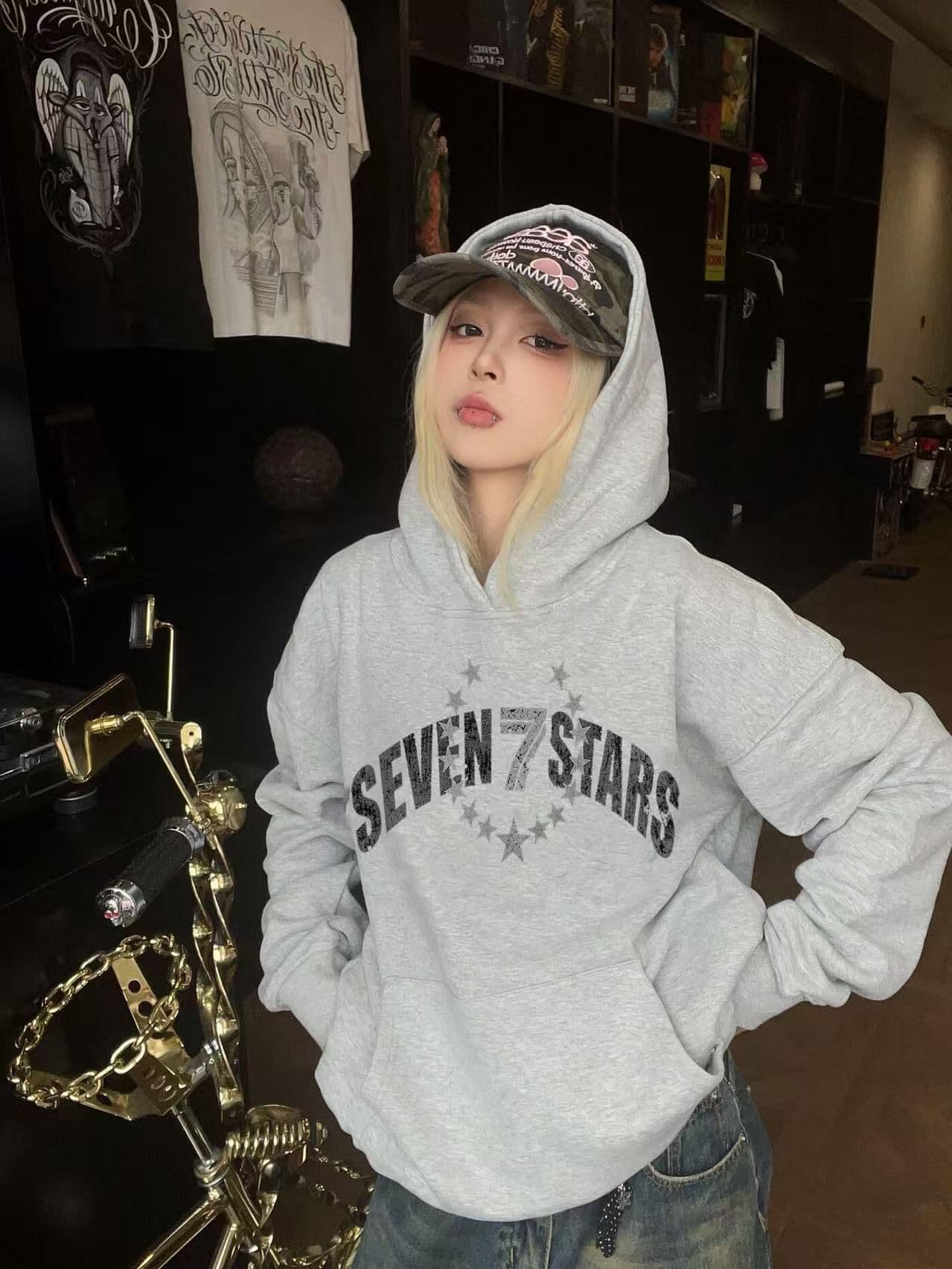 새로운 생방송 품질 복합 얇은 스타일 은 여우 플러시 털이 있는 후드 알파벳 프린트 상세 이미지 2