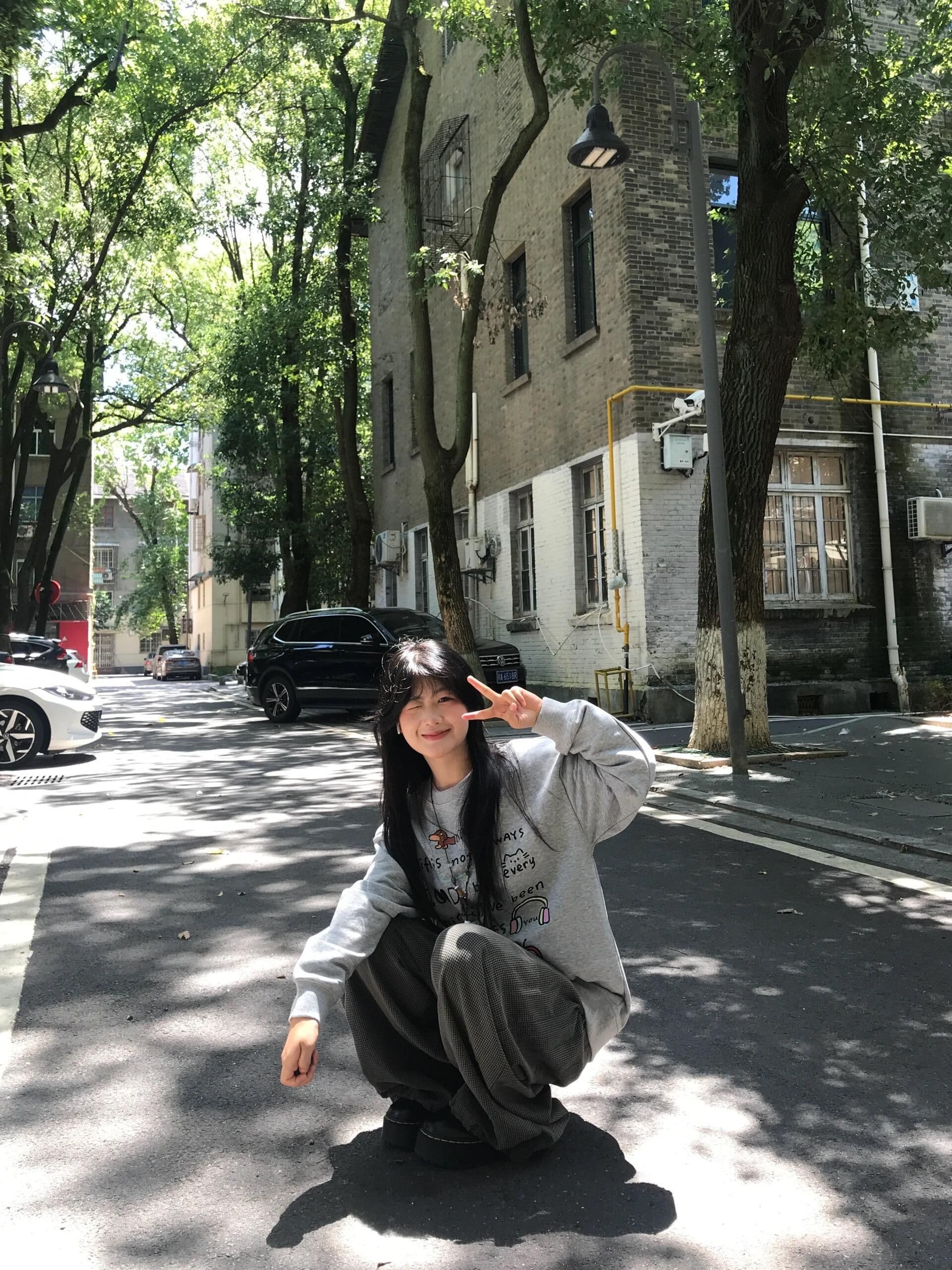 새로운 생방송 품질 복합 얇은 스타일 은 여우 플러시 털이 있는 라운드 넥 만화 프린트 이미지 4