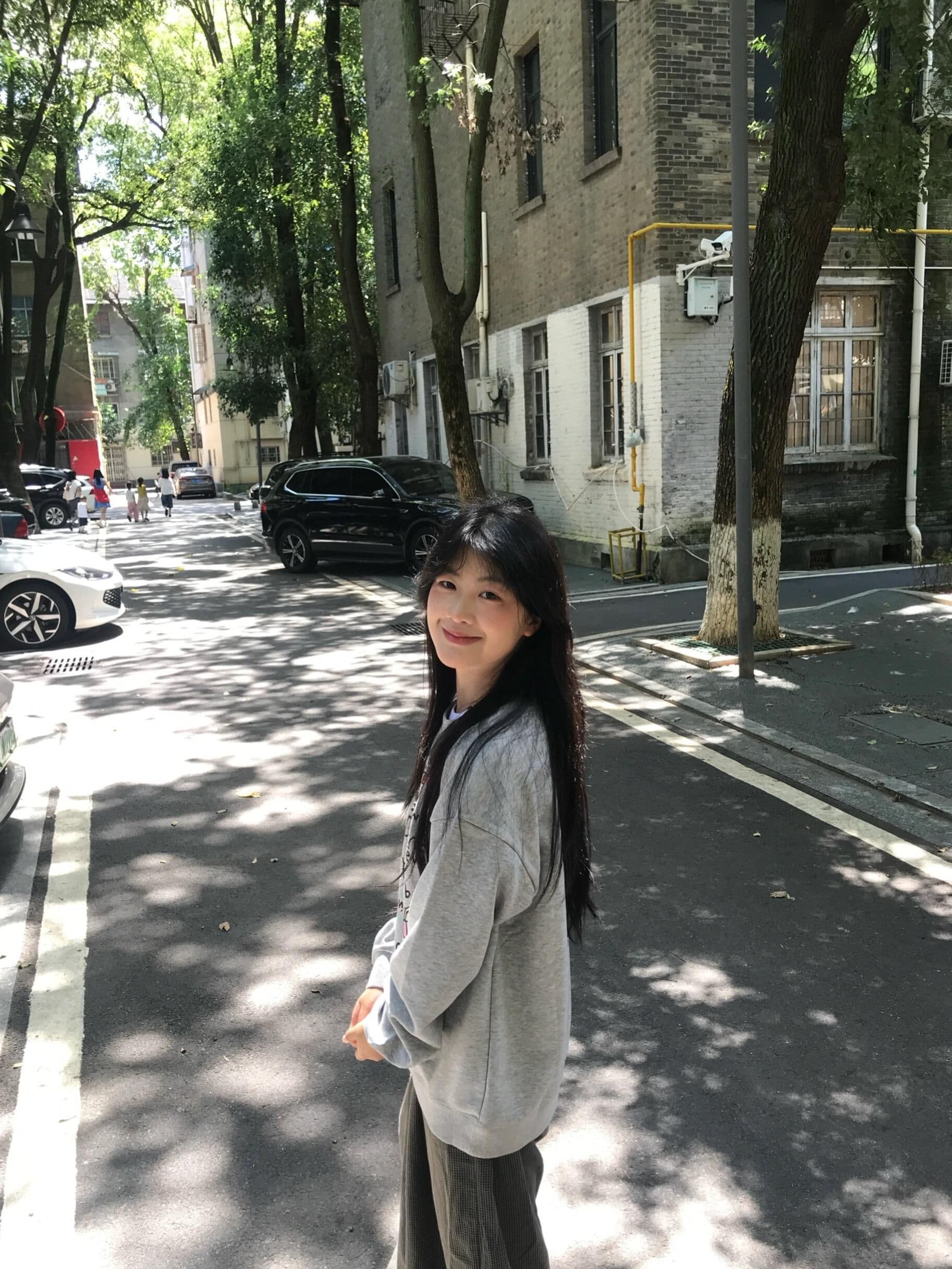 새로운 생방송 품질 복합 얇은 스타일 은 여우 플러시 털이 있는 라운드 넥 만화 프린트 이미지 2