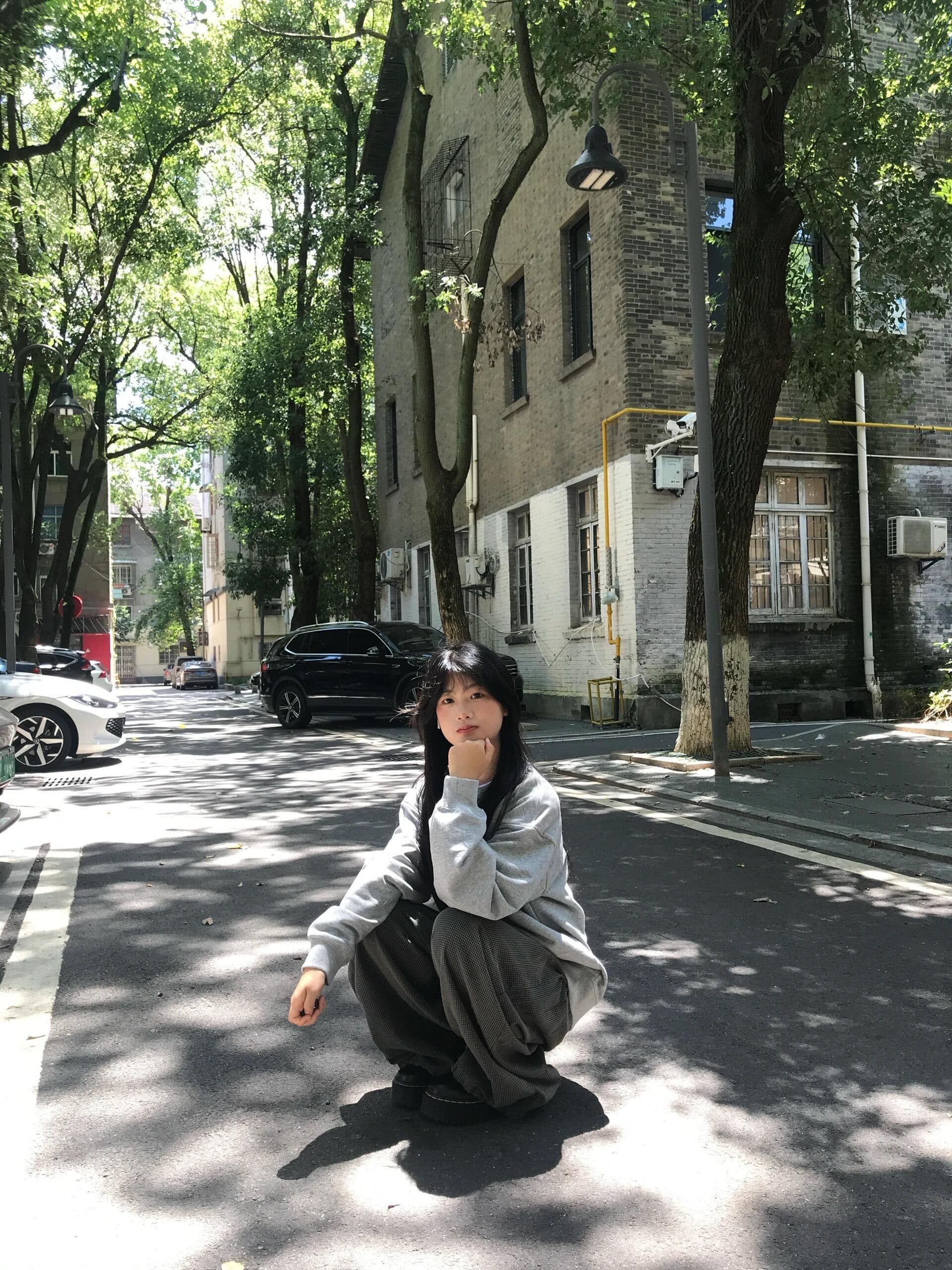 새로운 생방송 품질 복합 얇은 스타일 은 여우 플러시 털이 있는 라운드 넥 만화 프린트 상세 이미지 3