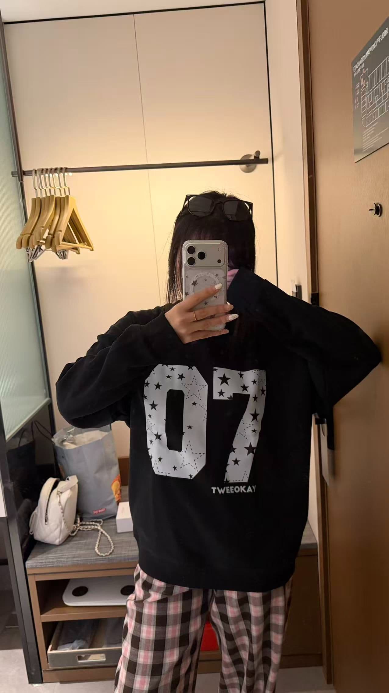 새로운 생방송 품질 복합 얇은 스타일 은 여우 플러시 털이 있는 라운드 넥 숫자 프린트 상세 이미지 4