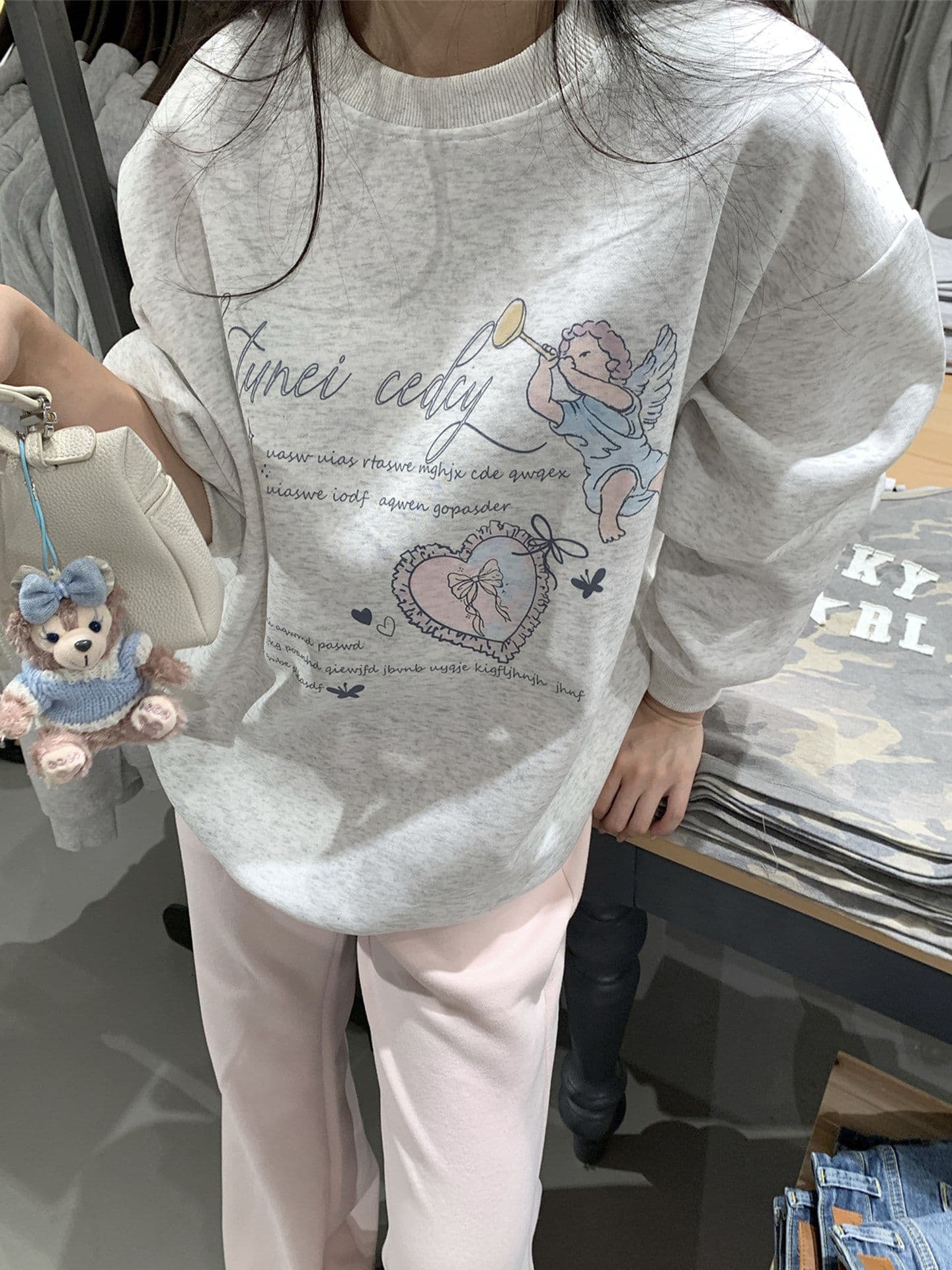 새로운 생방송 품질 복합 얇은 은 여우 플러시 털이 있는 라운드 넥 천사 프린트 상세 이미지 13