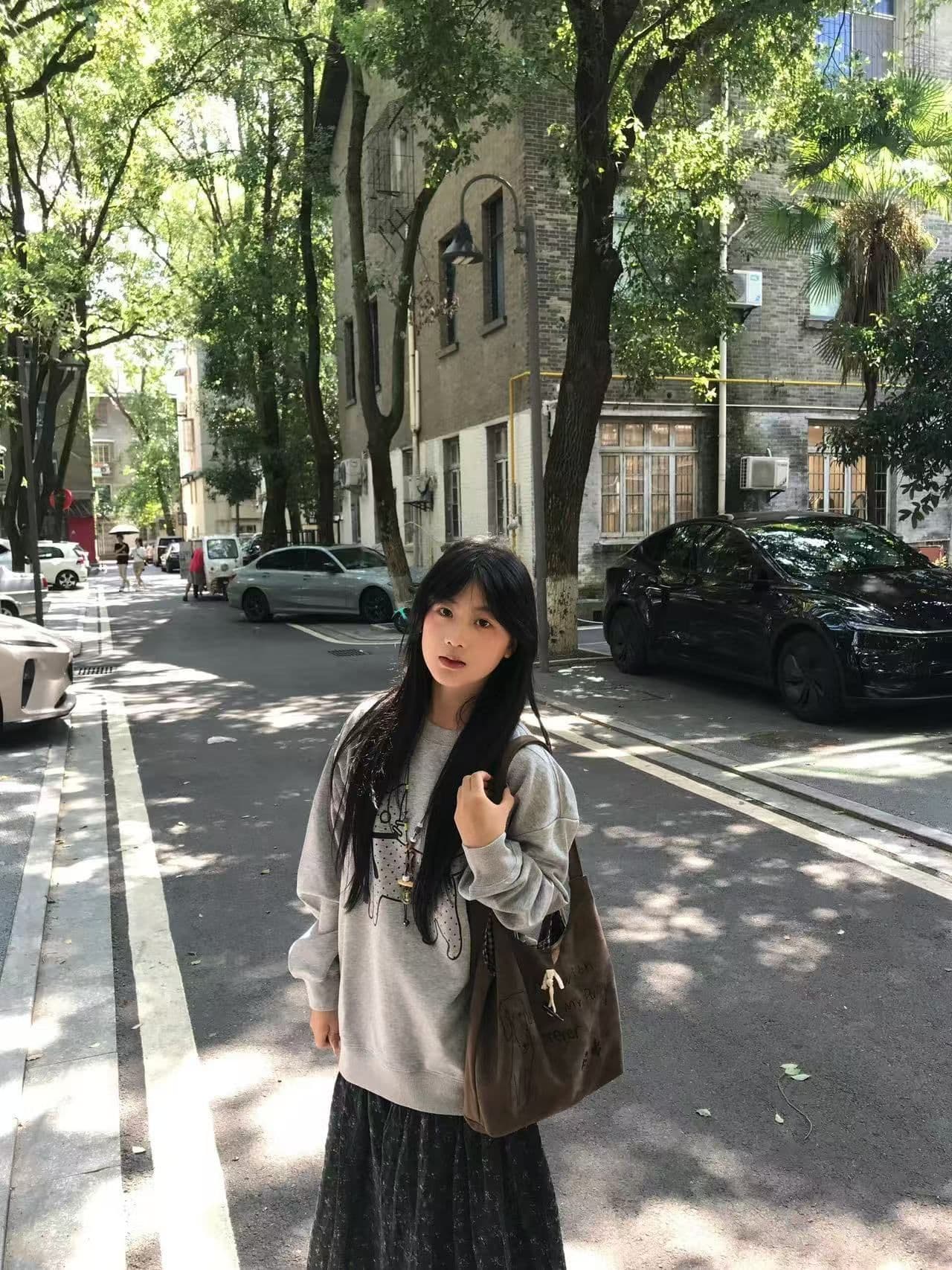새로운 생방송 품질 복합 얇은 스타일 은 여우 플러시 털이 있는 라운드 넥 고양이 프린트 상세 이미지 3