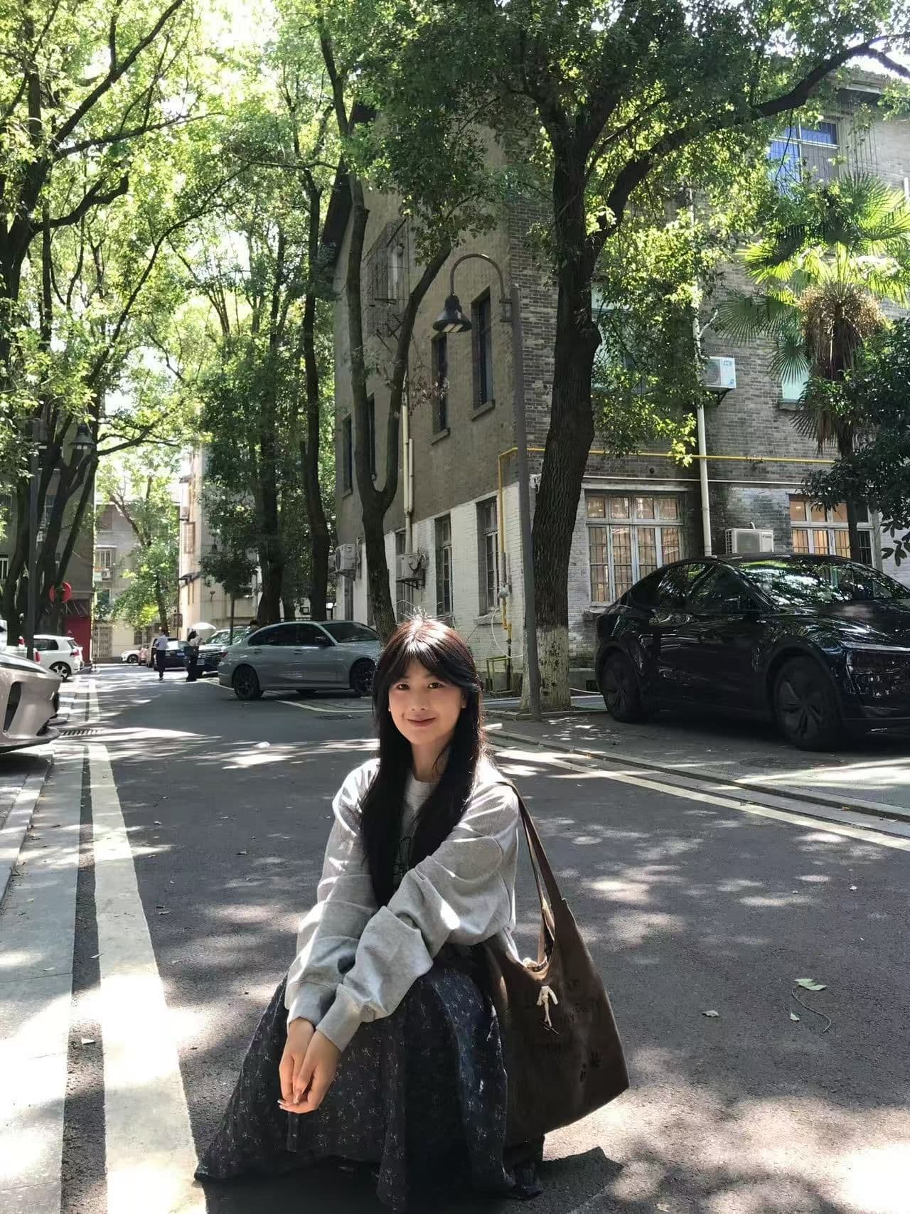 새로운 생방송 품질 복합 얇은 스타일 은 여우 플러시 털이 있는 라운드 넥 고양이 프린트 상세 이미지 4