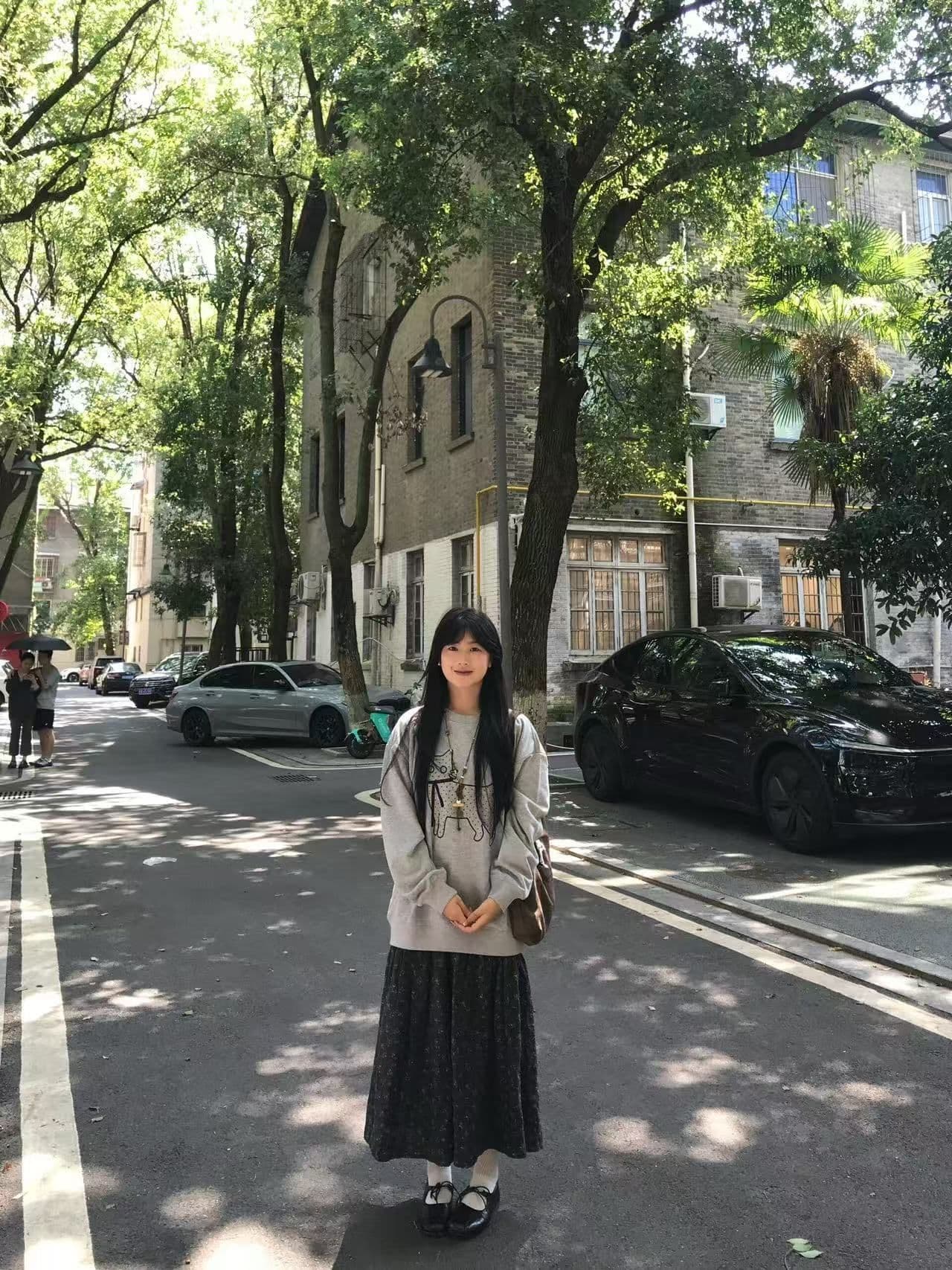 새로운 생방송 품질 복합 얇은 스타일 은 여우 플러시 털이 있는 라운드 넥 고양이 프린트 상세 이미지 5