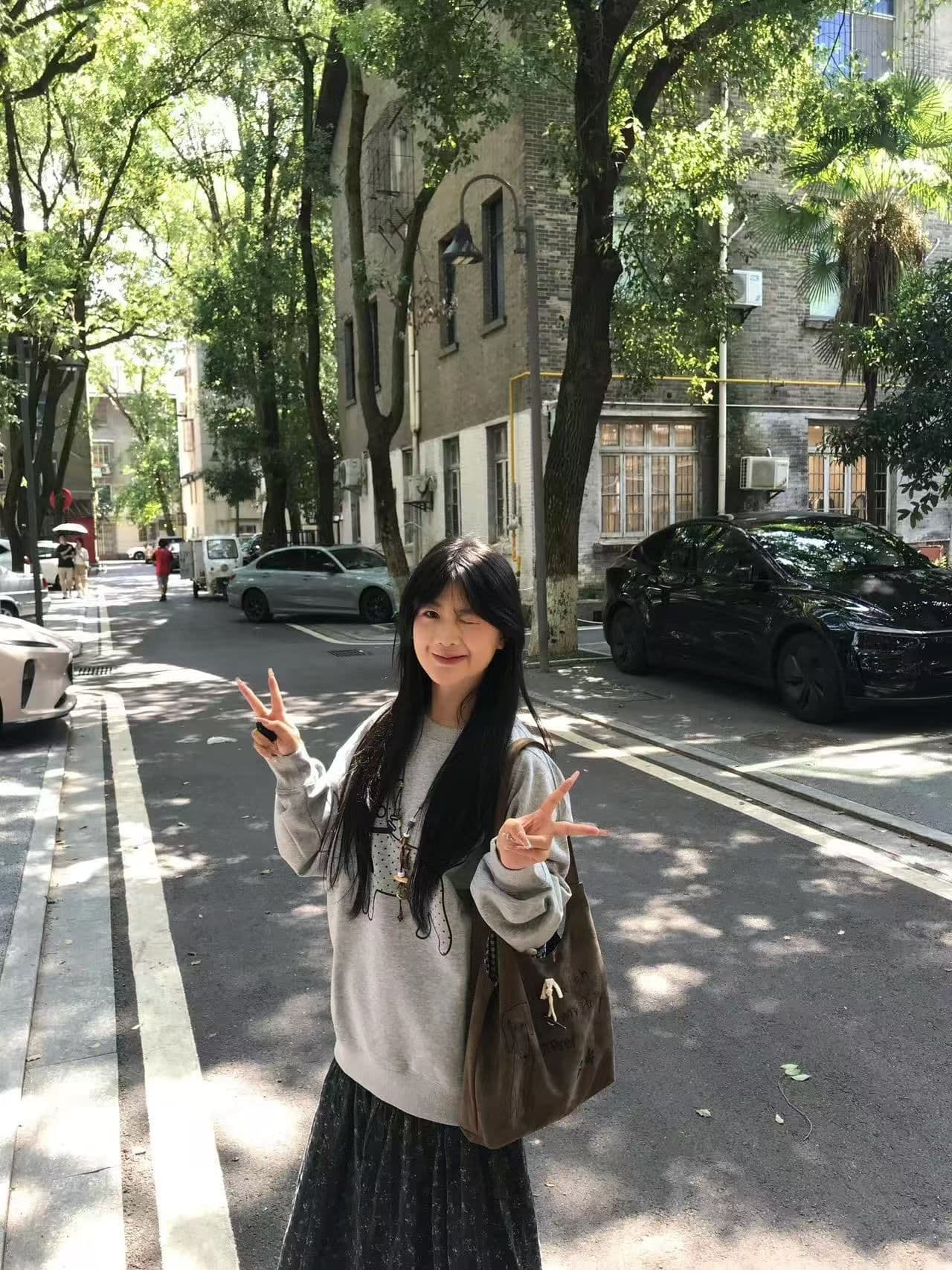 새로운 생방송 품질 복합 얇은 스타일 은 여우 플러시 털이 있는 라운드 넥 고양이 프린트 상세 이미지 6