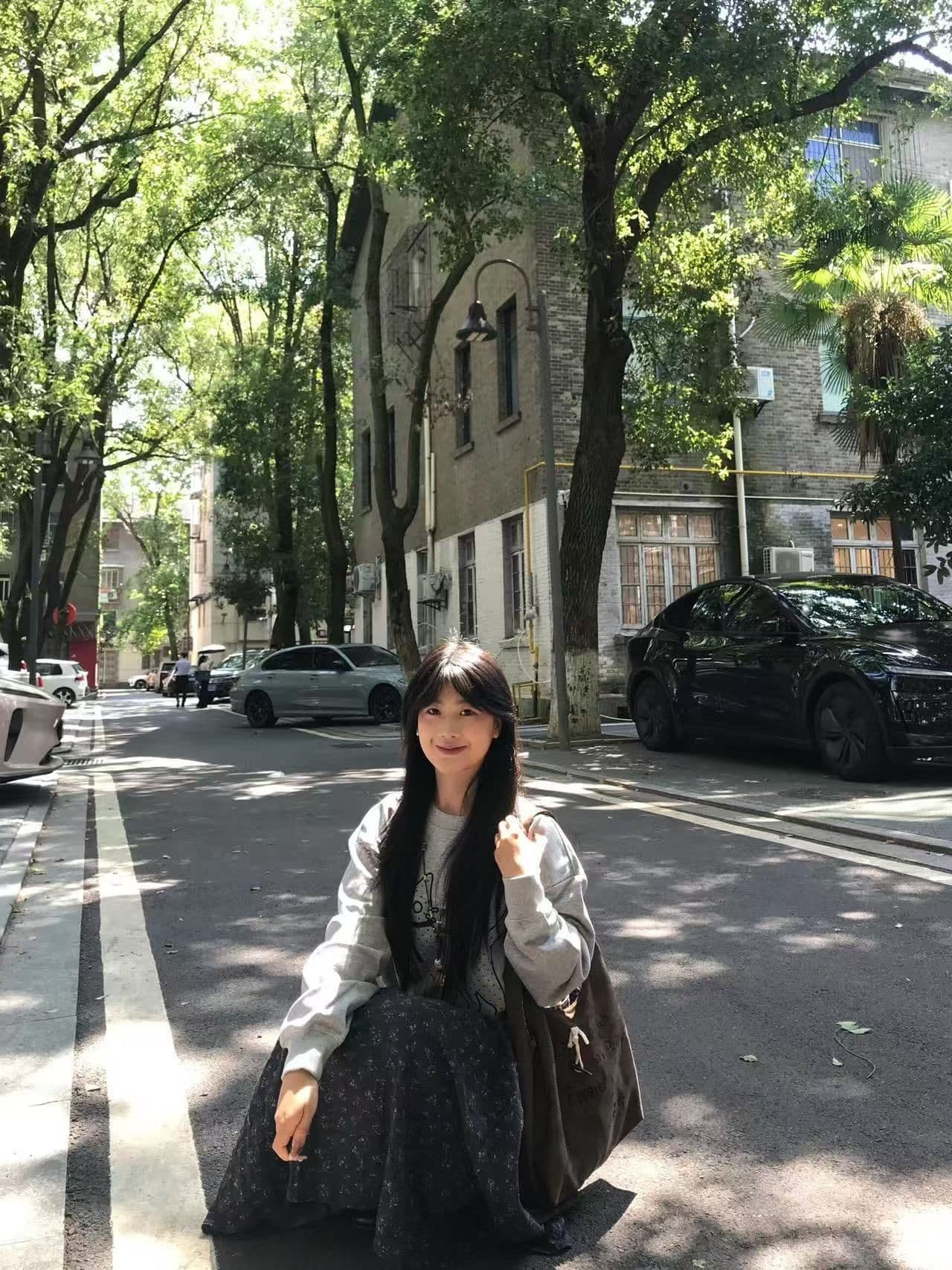 새로운 생방송 품질 복합 얇은 스타일 은 여우 플러시 털이 있는 라운드 넥 고양이 프린트 상세 이미지 9