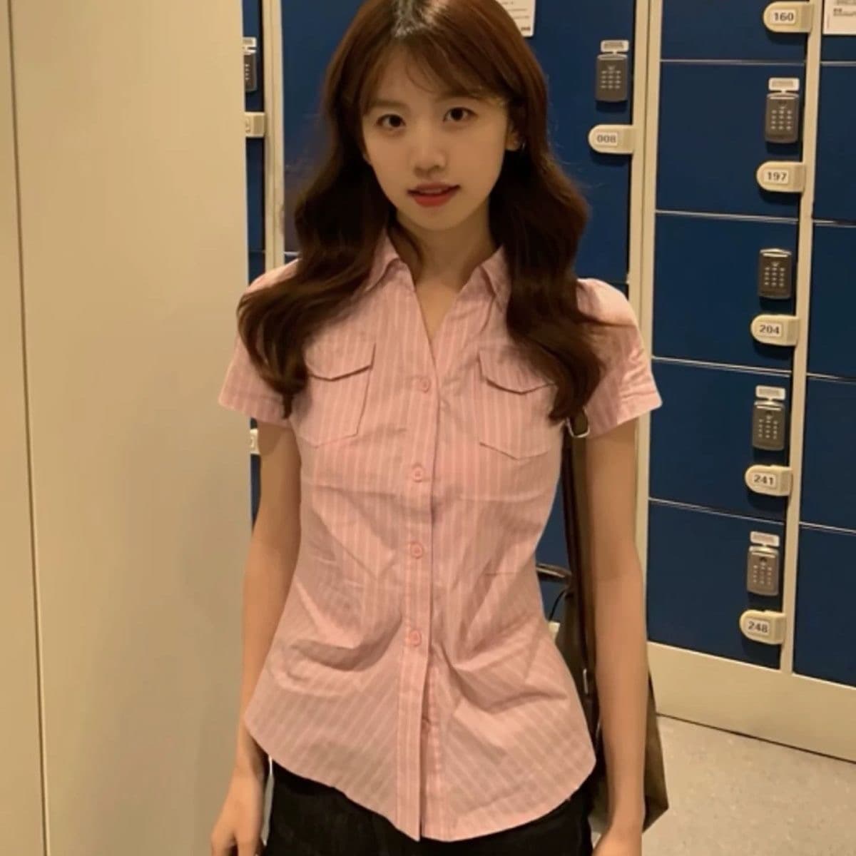 핑크색 반팔 스트라이프 셔츠 2026 새로운 초여름 고등학생 슬림해 보이는 폴로 칼라 디자인 센스 다용도 쇼트 스타일 맨위 이미지 2