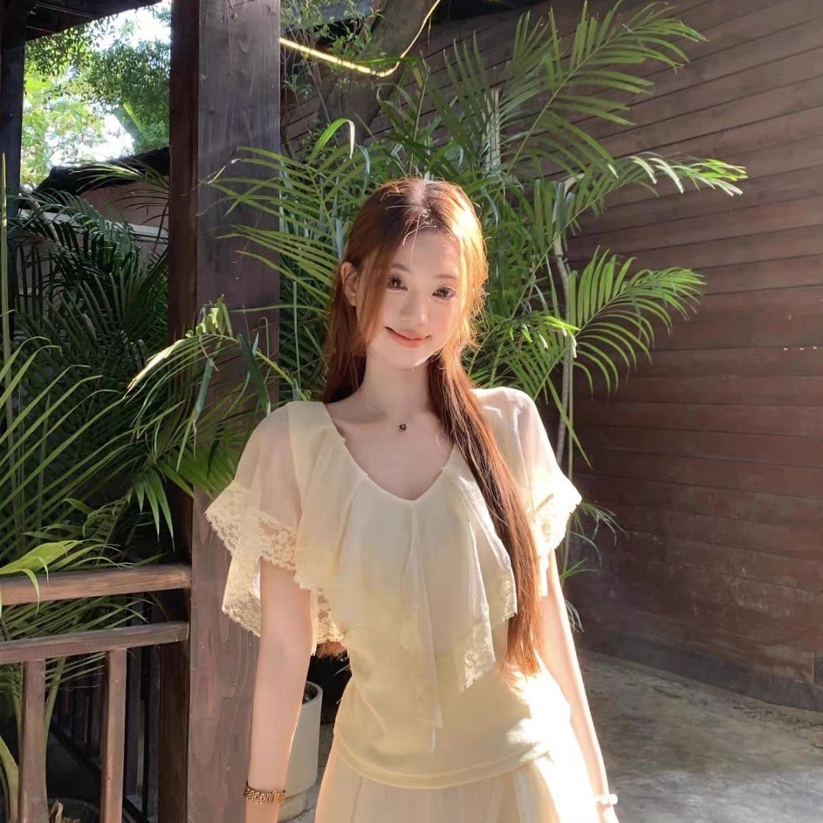 2026 여름 새로운 달콤한 스타일 Chic 디자인 센스 불규칙 패치워크 레이스 몸매 가꾸기 V넥 티셔츠 맨위 여성 의류 이미지 2