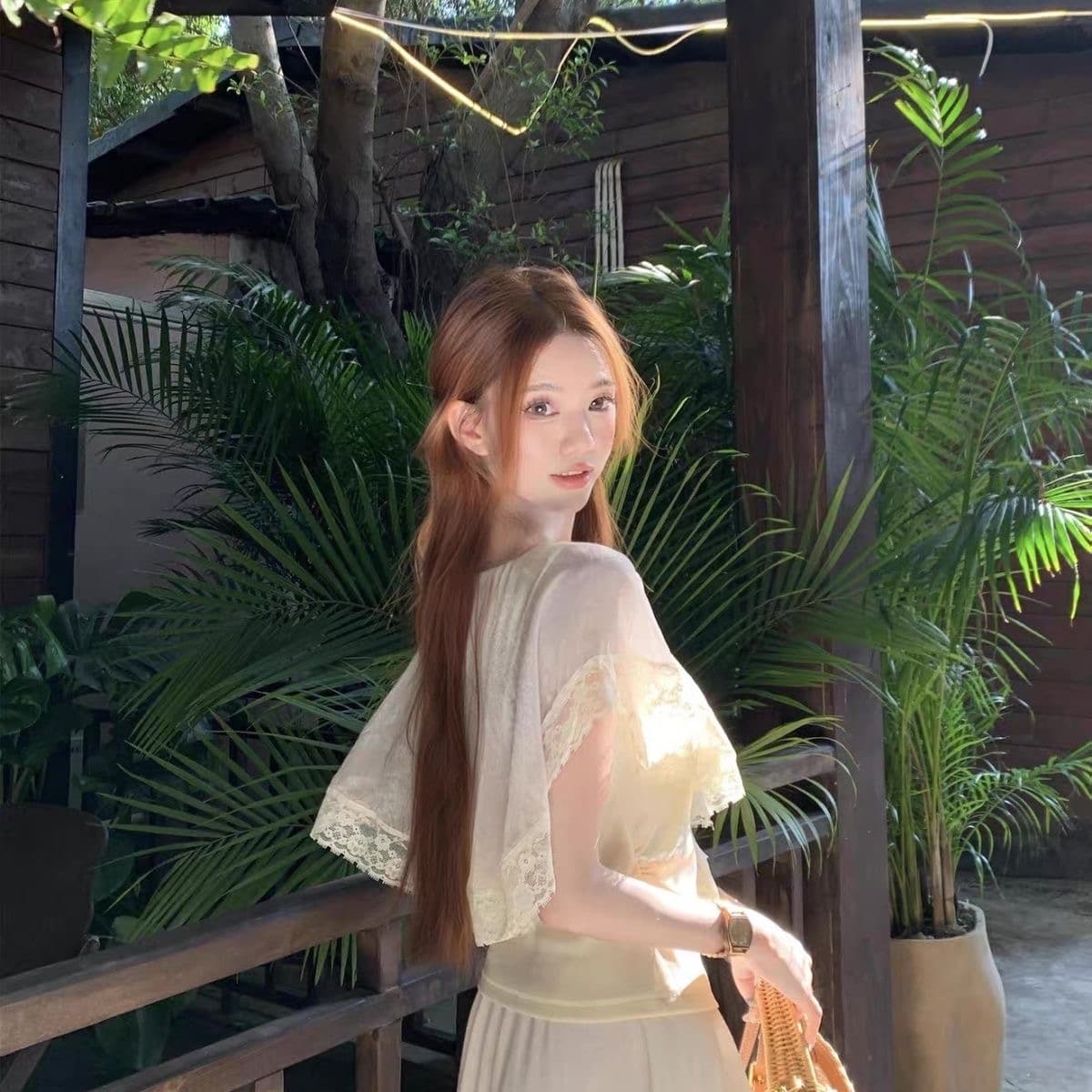 2026 여름 새로운 달콤한 스타일 Chic 디자인 센스 불규칙 패치워크 레이스 몸매 가꾸기 V넥 티셔츠 맨위 여성 의류 이미지 3