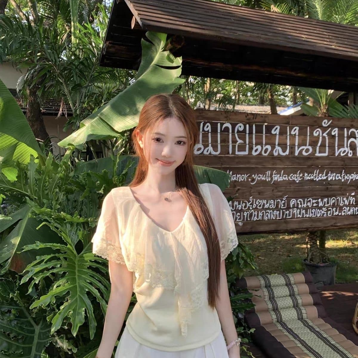 2026 여름 새로운 달콤한 스타일 Chic 디자인 센스 불규칙 패치워크 레이스 몸매 가꾸기 V넥 티셔츠 맨위 여성 의류 이미지 5