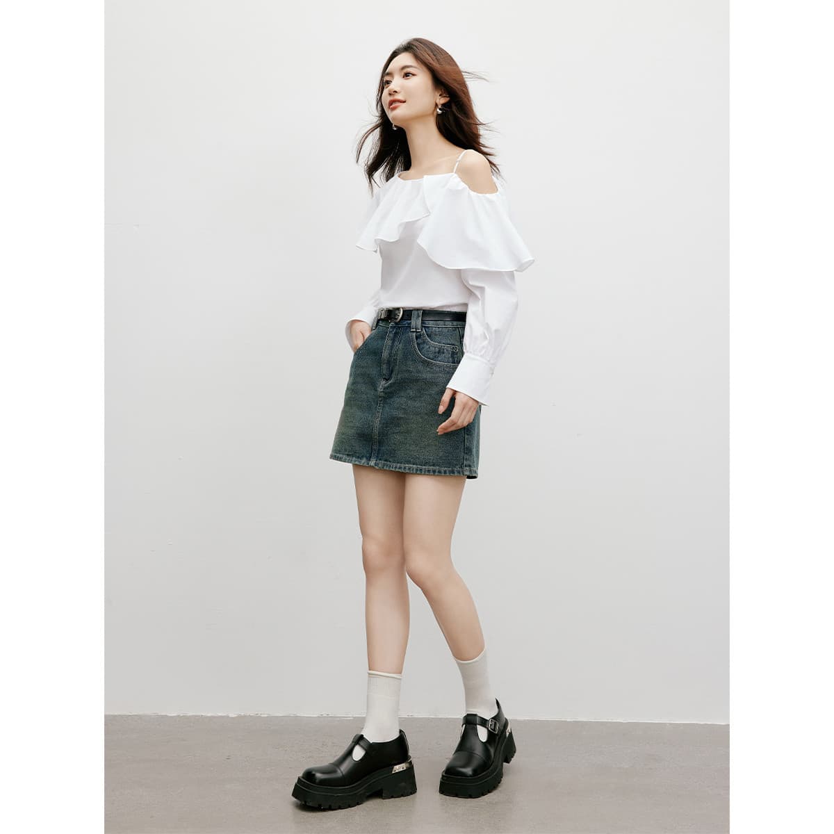 2026 가을 여성 의류 순수한 욕망 바람 마이크로 거품 소매 오프숄더 비대칭 칼라 풀오버 셔츠 맨위 이미지 2