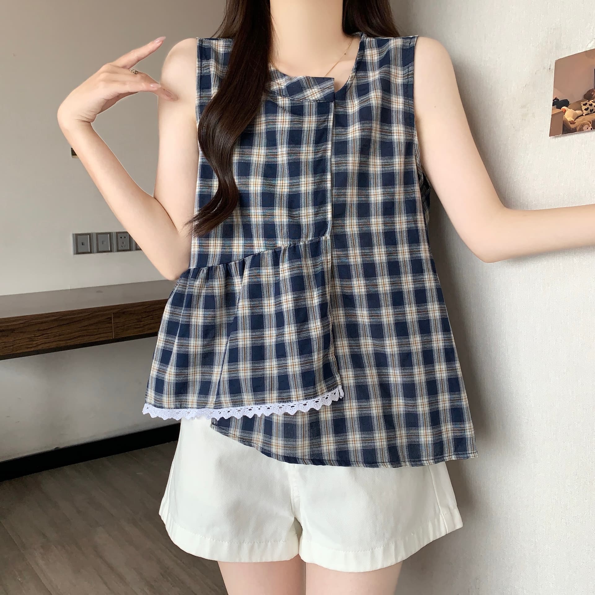 프랑스식 높음 물품 폭발 빅 사이즈 여성 의류 여름 불규칙 프릴 레이스 옆으로 눕다. 진자 체크무늬 민소매 여성 셔츠 상세 이미지 24