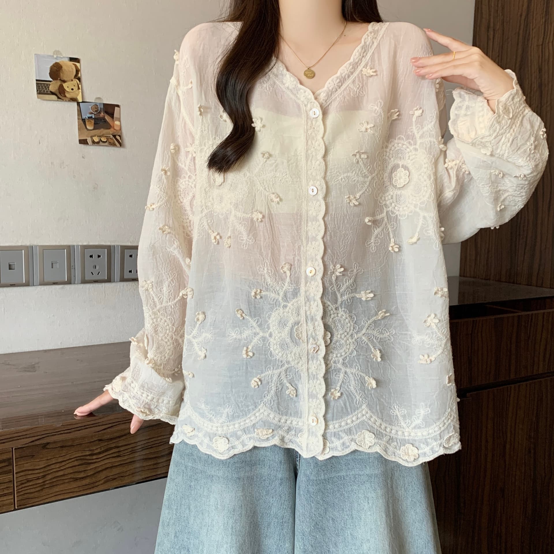 빅 사이즈 여성 의류 프랑스식 홀로우 아웃 자수 V넥 긴팔 오픈 가디건 여성 통통한 여동생 외국 가스 다용도 자외선 차단 셔츠 맨위 이미지 2