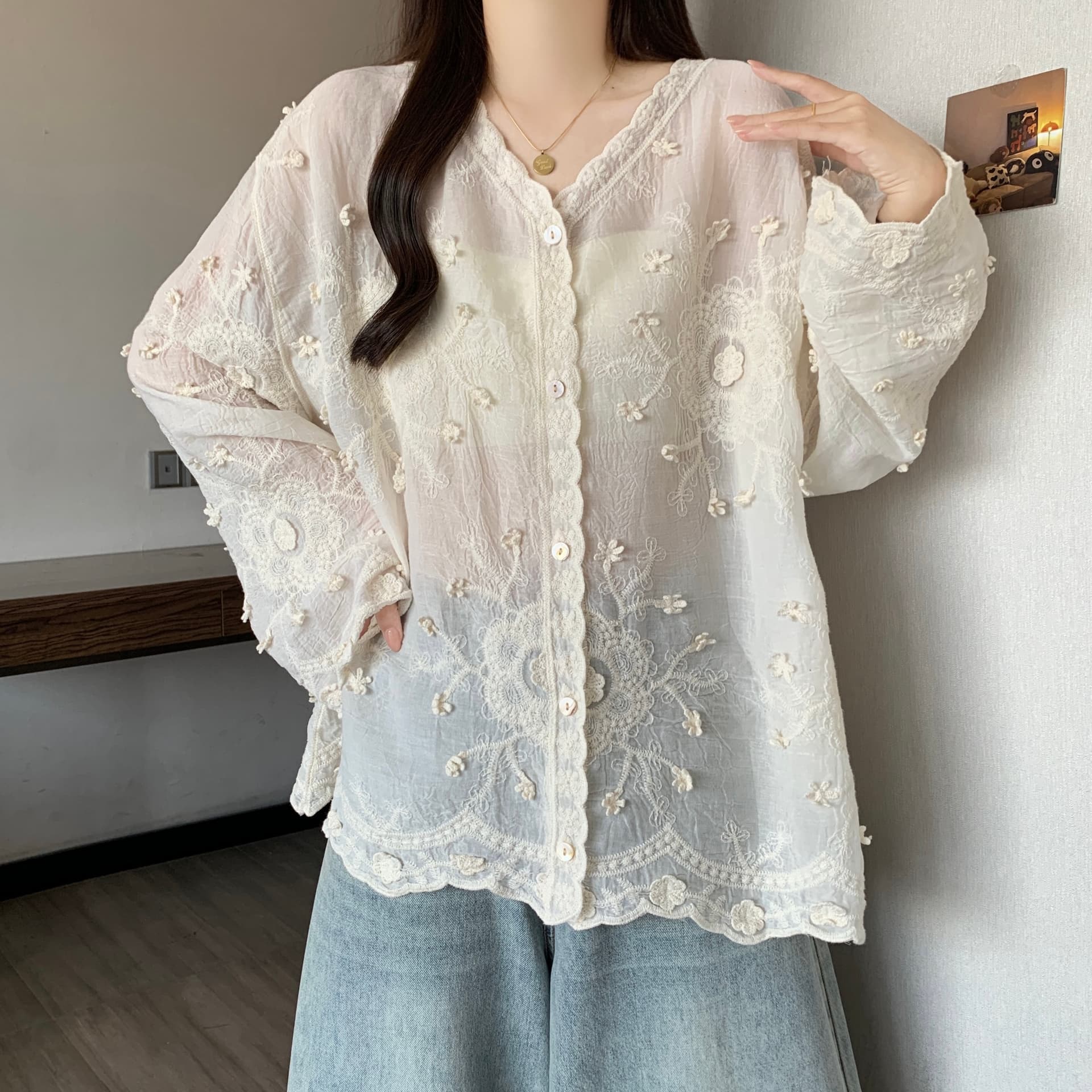 빅 사이즈 여성 의류 프랑스식 홀로우 아웃 자수 V넥 긴팔 오픈 가디건 여성 통통한 여동생 외국 가스 다용도 자외선 차단 셔츠 맨위 이미지 6