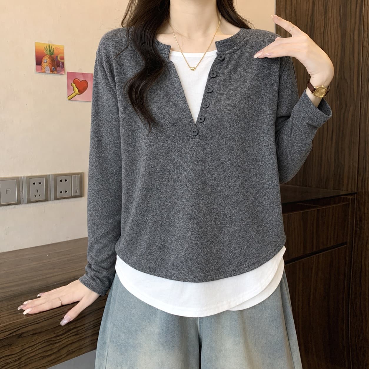 빅 사이즈 털이 있고 두꺼운 가짜 긴팔 티셔츠 여성 가을 겨울 지방 mm 두 조각 패치워크 V넥 슬림해 보이는 맨위 표지 배 기본 셔츠 상세 이미지 2