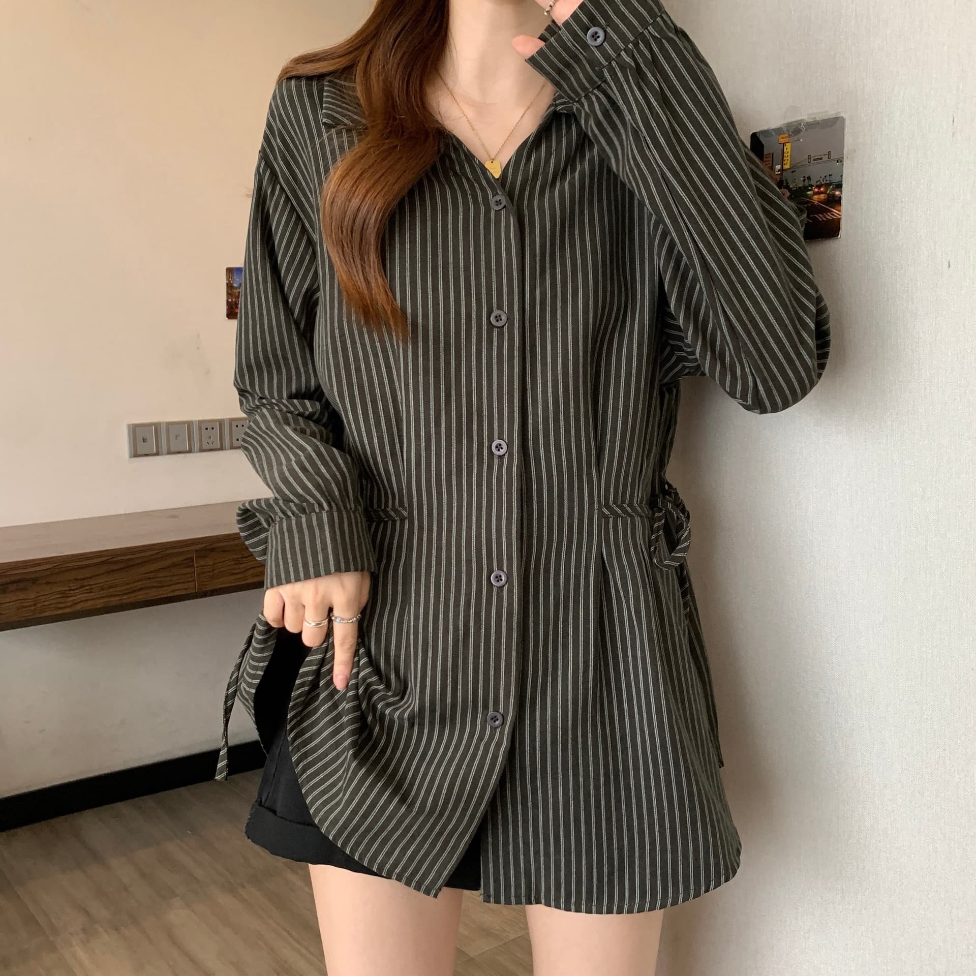 빅 사이즈 여성 의류 한국 스타일 레트로 스트라이프 긴팔 레이스업 허리 수축 여성 셔츠 봄 가을 품격 슬림해 보이는 중간 길이 맨위 이미지 3