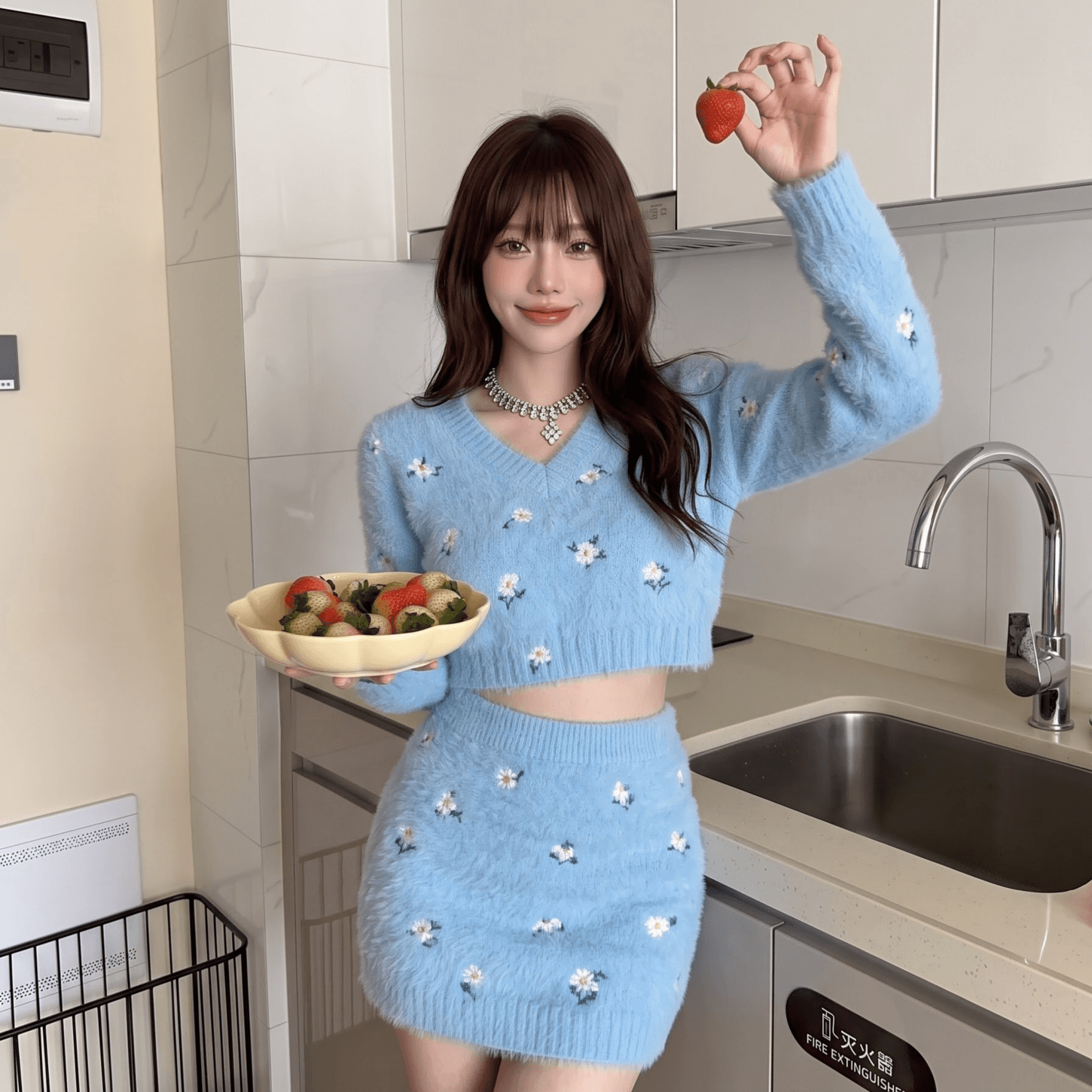 프랑스식 작은 샤넬 스타일 V넥 니트 세트 여성 가을 파란색 작은 키 빛 럭셔리 품격 슬림해 보이는 타이트 스커트 투피스 세트 이미지 3
