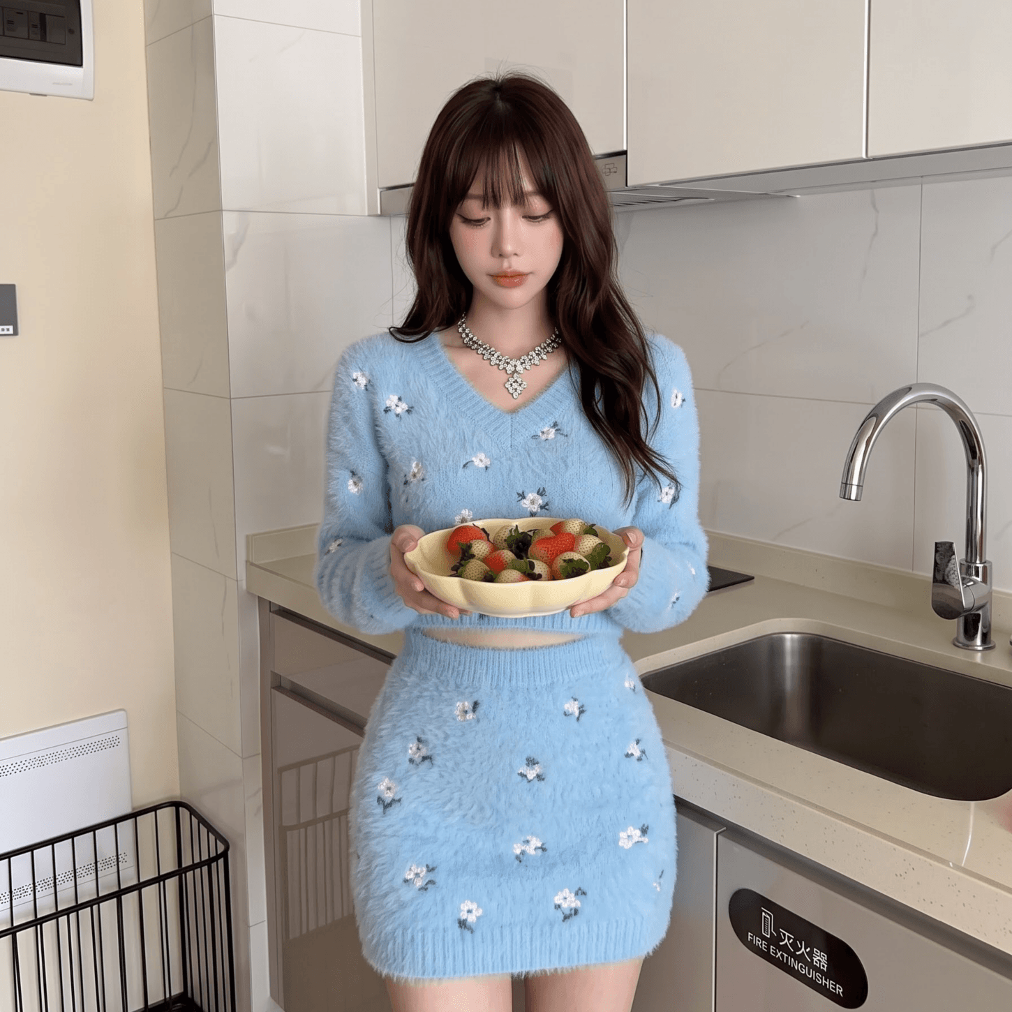 프랑스식 작은 샤넬 스타일 V넥 니트 세트 여성 가을 파란색 작은 키 빛 럭셔리 품격 슬림해 보이는 타이트 스커트 투피스 세트 상세 이미지 2