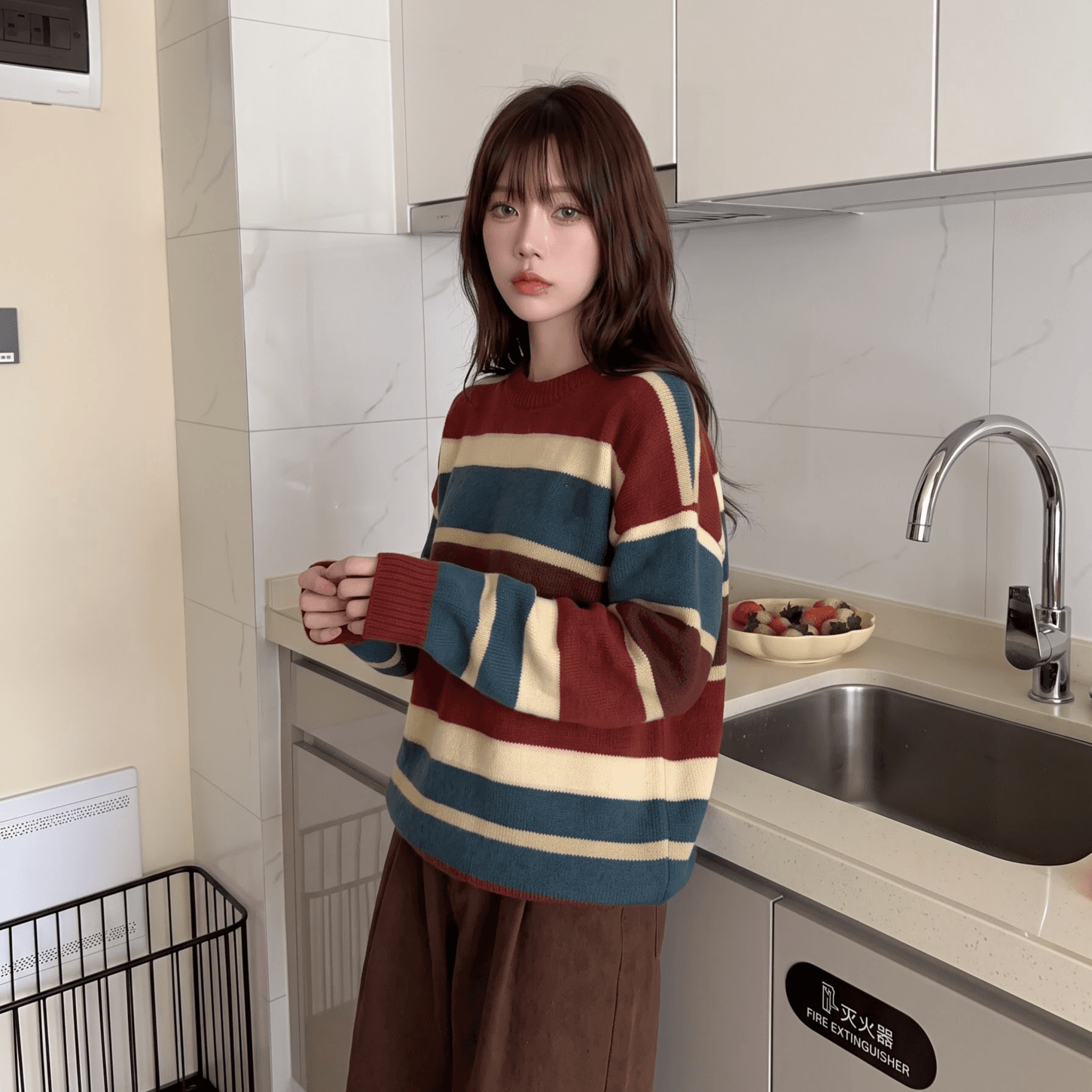 배색 스트라이프 라운드 넥 풀오버 스웨터 여자 가을 프랑스식 레트로 느긋한 루즈핏 디자인 센스 긴팔 니트 맨위 상세 이미지 4