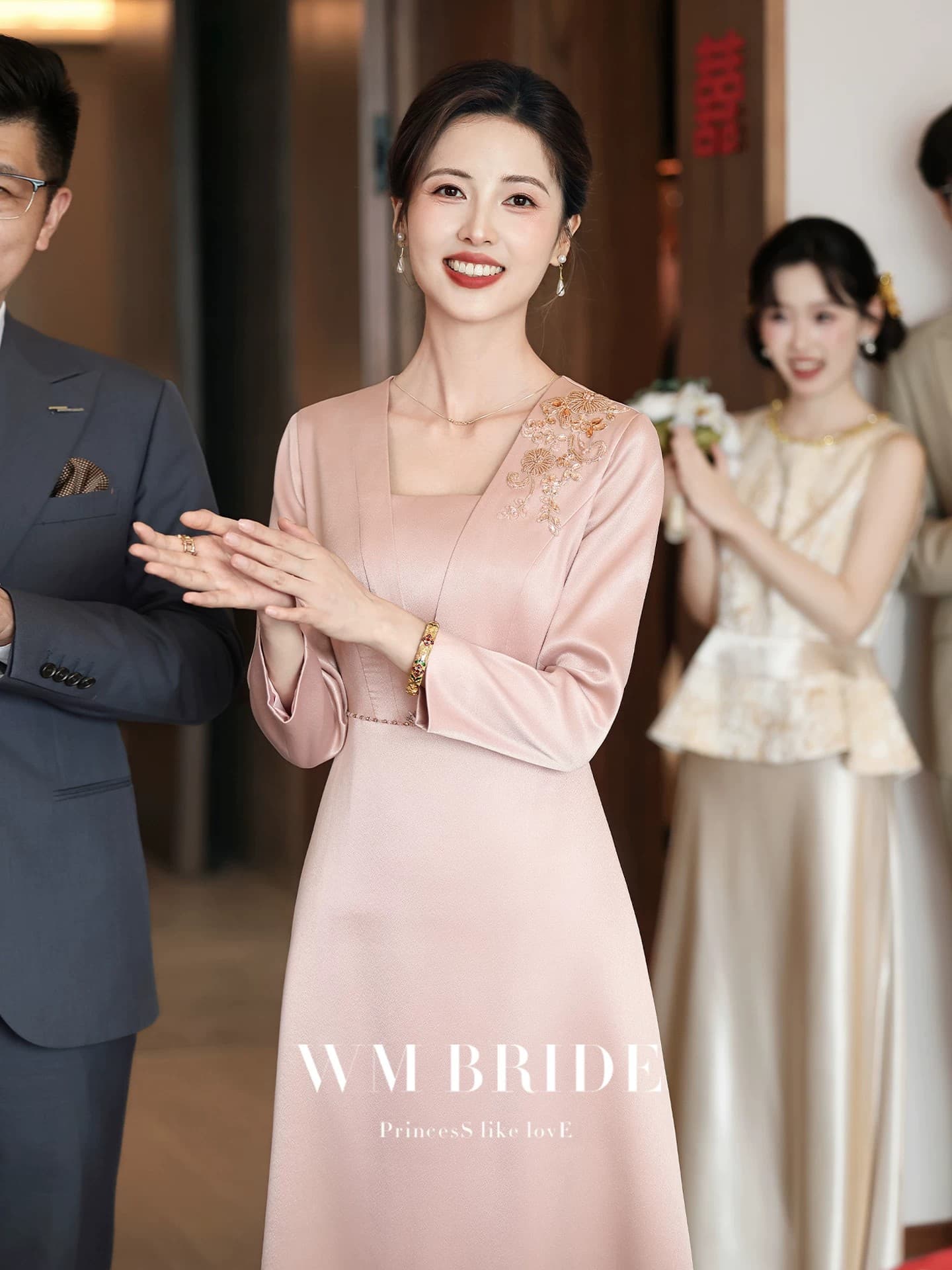 고급 외국 가스 엄마 결혼 연회 예복 2026 새로운 핑크색 품격 안녕하세요. 시어머니 예복 빛 럭셔리 고급 센스 치파오 이미지 3
