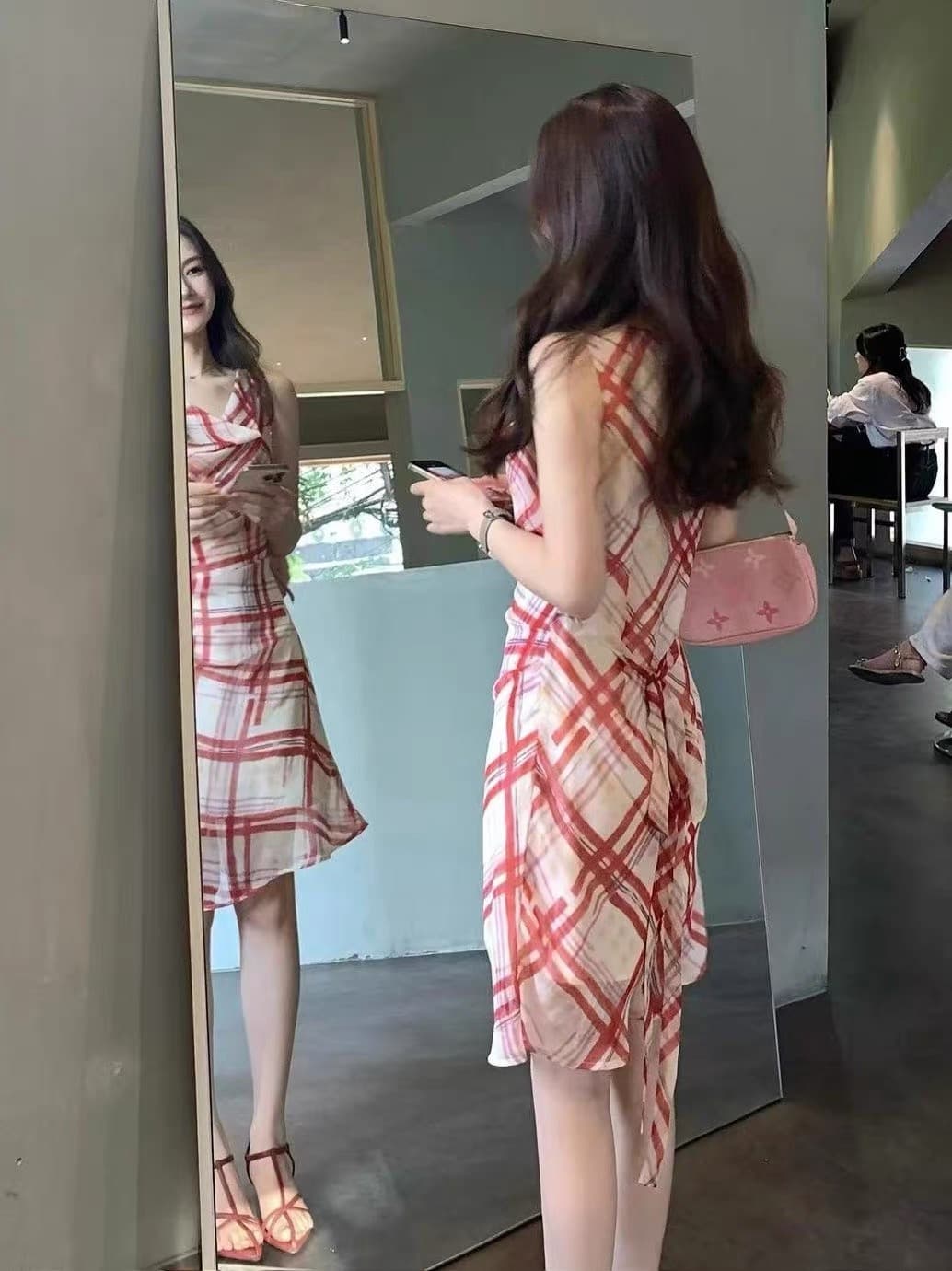 프랑스식 빨간색 체크무늬 흔들다 칼라 민소매 여성 드레스 2026 여름 새로운 레트로 품격 허리 수축 슬림해 보이는 치마 이미지 3