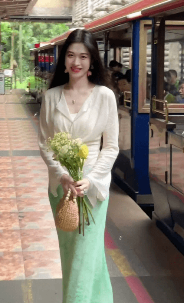 링 茜 거만한 와우 달빛 흰색 바람 요금 새로운 중식 레트로 품격 비틀림 허리 수축 맨위 녹색 염색 자카드 반 스커트 세트 이미지 3