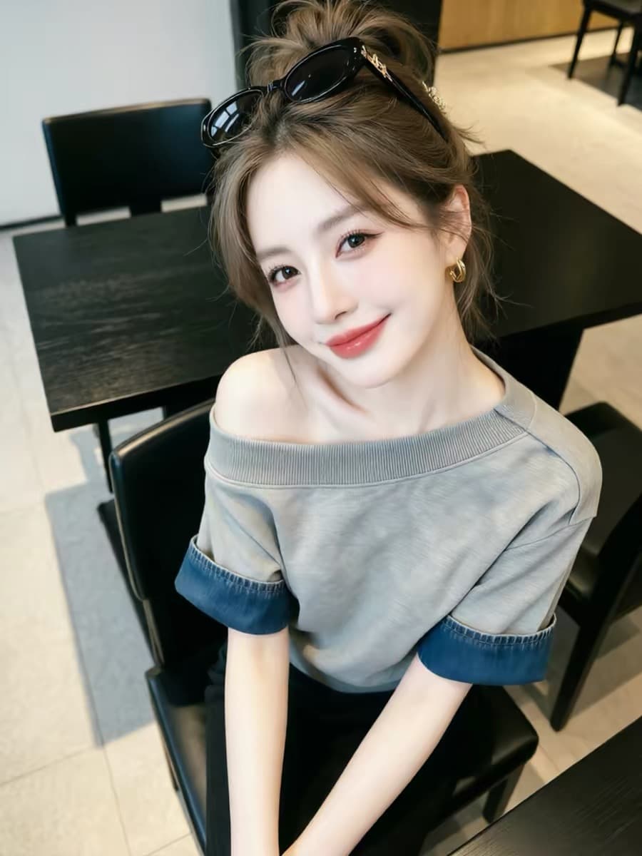 회색 비스듬한 칼라 패치워크 데님 슬림해 보이는 반팔 티셔츠 여성 2026 여름 아메리칸 자이언트 잘 생긴 작은 대중 착용 잡아라. 의류 이미지 2