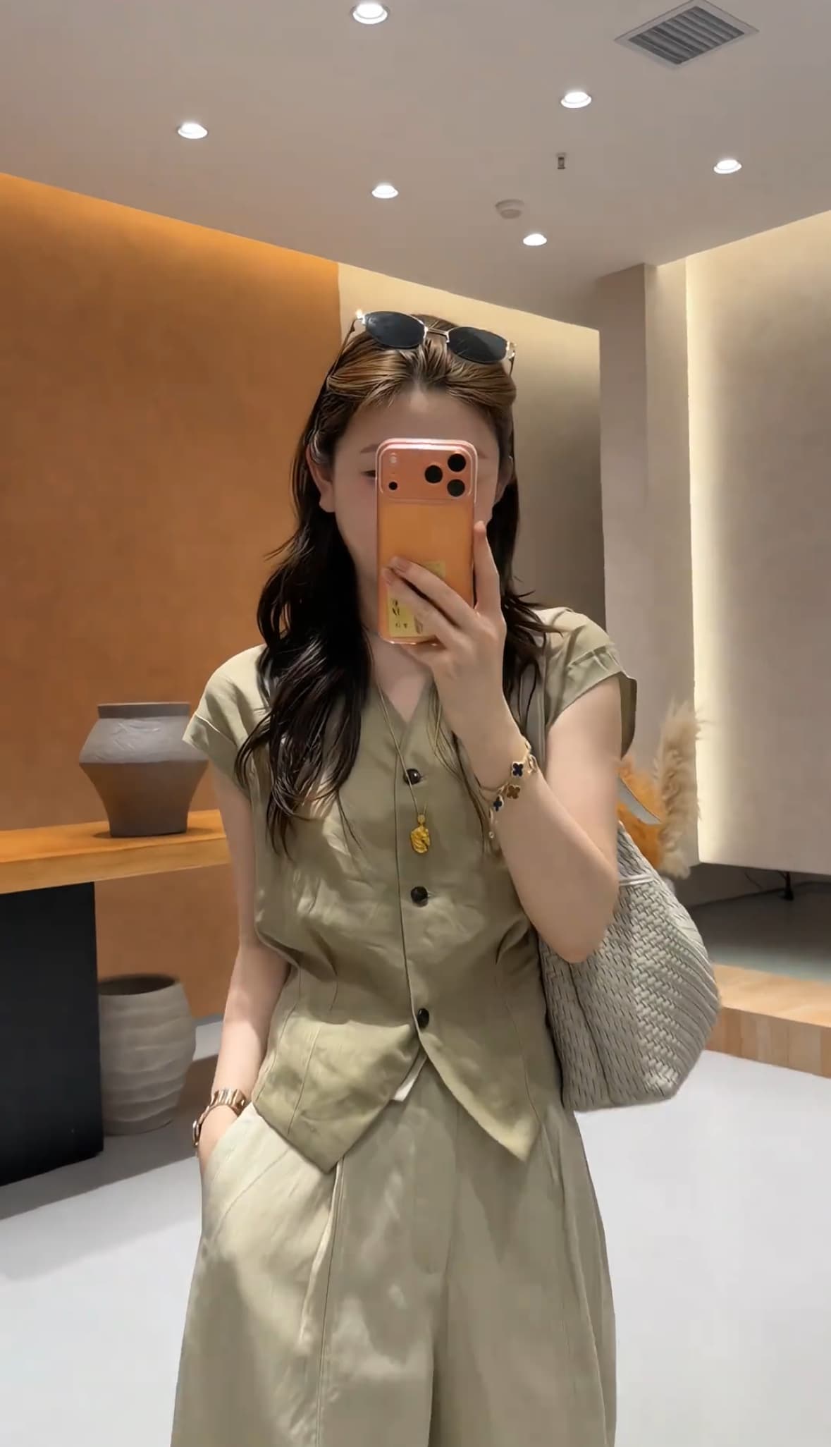 2026 여름 싱글 줄 버튼 주름 허리 수축 품격 V넥 작은 셔츠 민소매 프랑스식 슬림해 보이는 맨위 상세 이미지 2