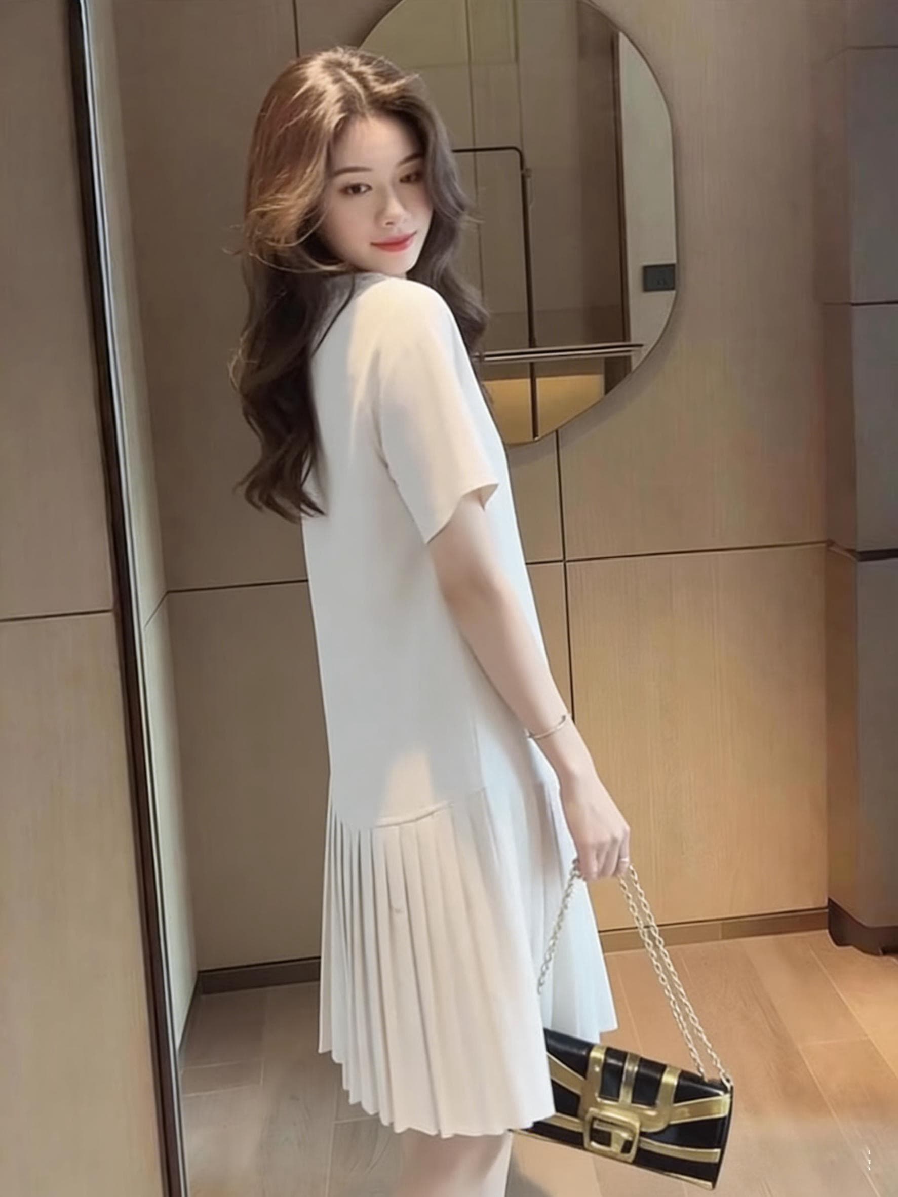 여름 새로운 패션 품격 한국 스타일 그는 벤 바람 루즈핏 슬림해 보이는 플리츠 중간 길이 여성 드레스 상세 이미지 3