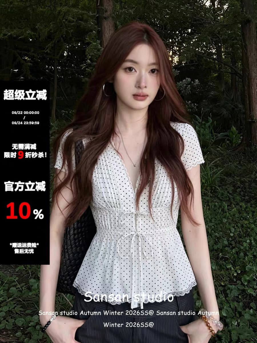도트 무늬 V 넥 셔츠