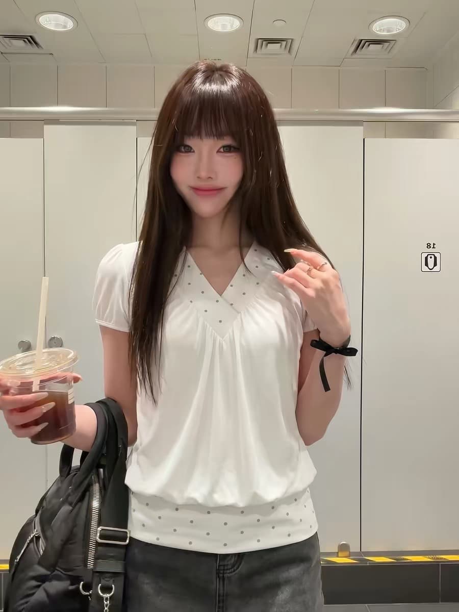 한 부서 V넥 주름 도트 무늬 거품 소매 반팔 티셔츠 여성 여름 디자인 센스 작은 대중 몸매 가꾸기 허리 수축 슬림해 보이는 맨위 상세 이미지 5