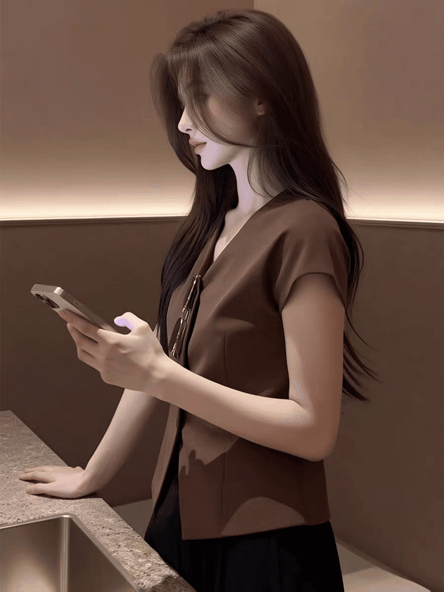 2026 여름 새로운 프랑스식 V넥 반팔 여성 셔츠 브라운 단추 허리 수축 슬림해 보이는 품격 빛 럭셔리 바람 맨위 이미지 4