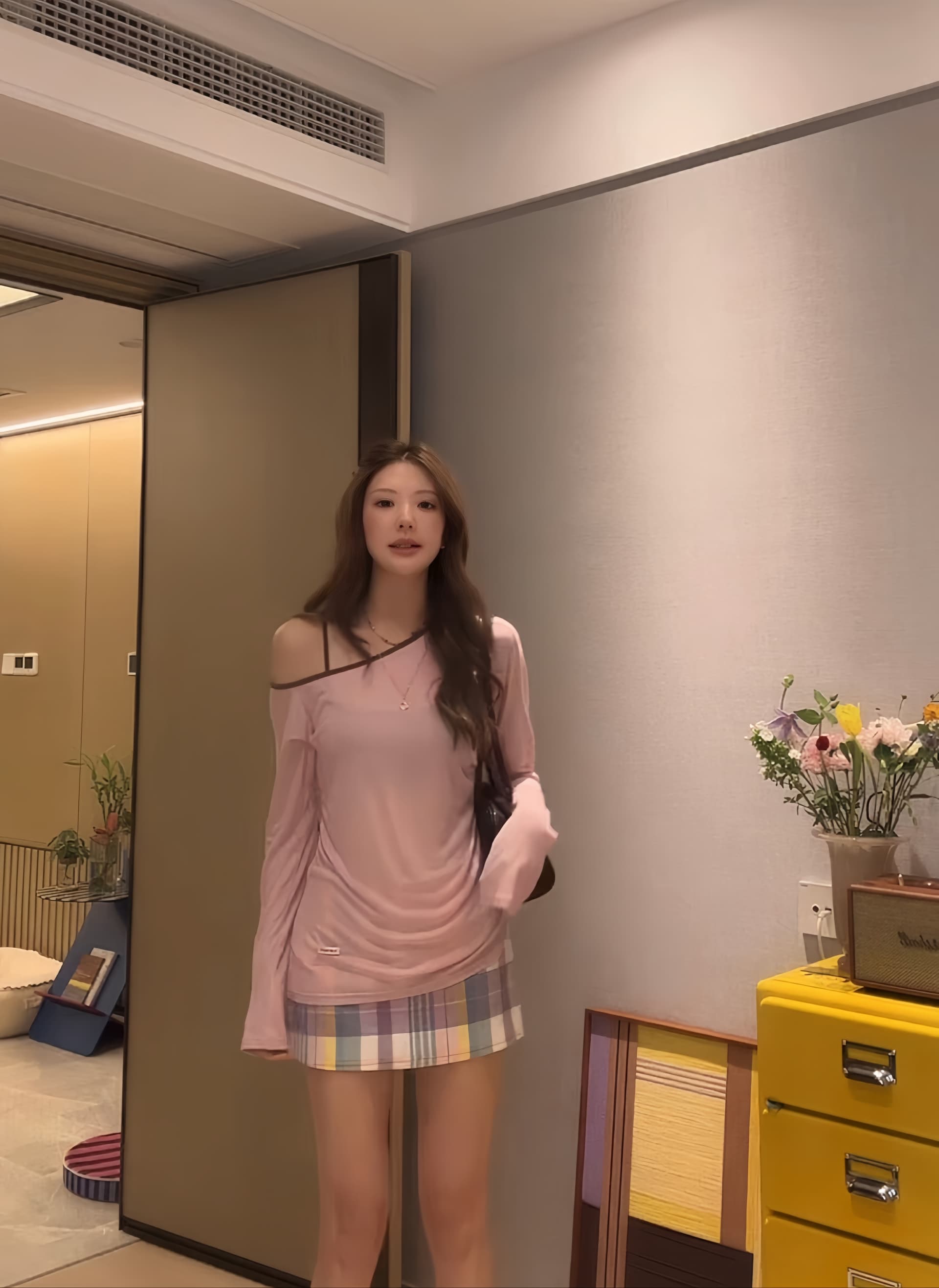비스듬한 어깨 몸매 가꾸기 긴팔 티셔츠 여자 2026 년 새로운 고유 한 슈퍼 잘 생긴 싱글 착용 맨위