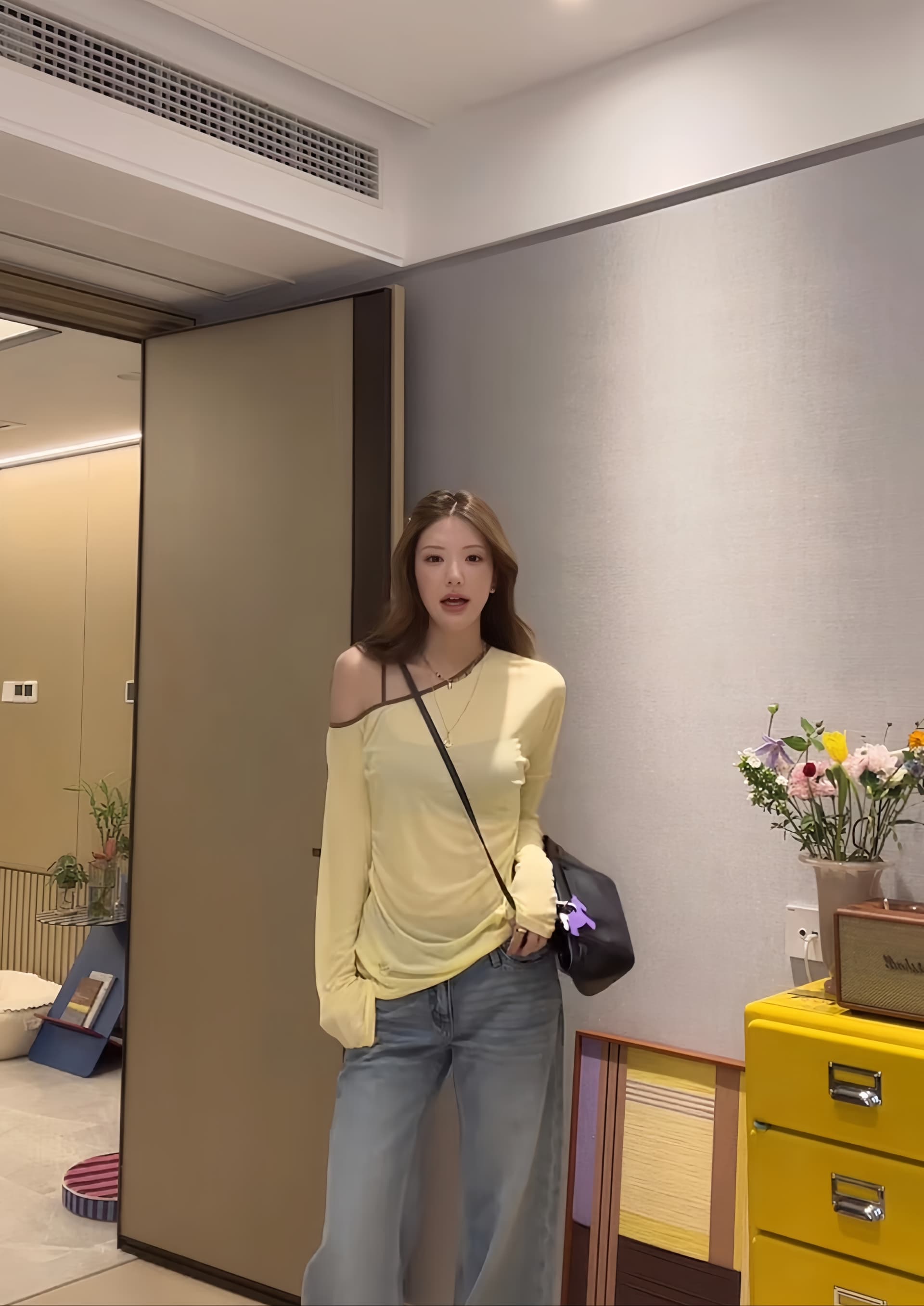 비스듬한 어깨 몸매 가꾸기 긴팔 티셔츠 여자 2026 년 새로운 고유 한 슈퍼 잘 생긴 싱글 착용 맨위 상세 이미지 4