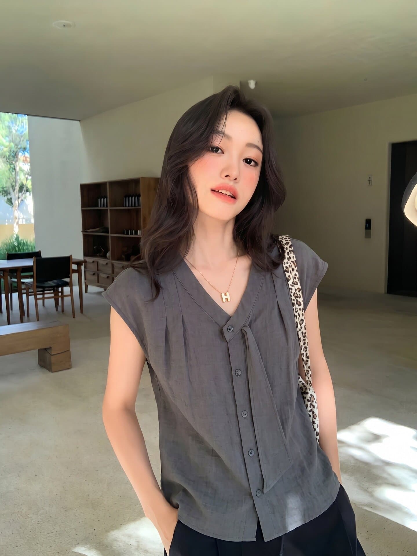 있음 선적 2026 여름 새로운 한국 스타일 디자인 센스 V넥 맨위 여성 여름 외국 가스 연령 감소 다용도 슬림해 보이는 여성 의류 이미지 3