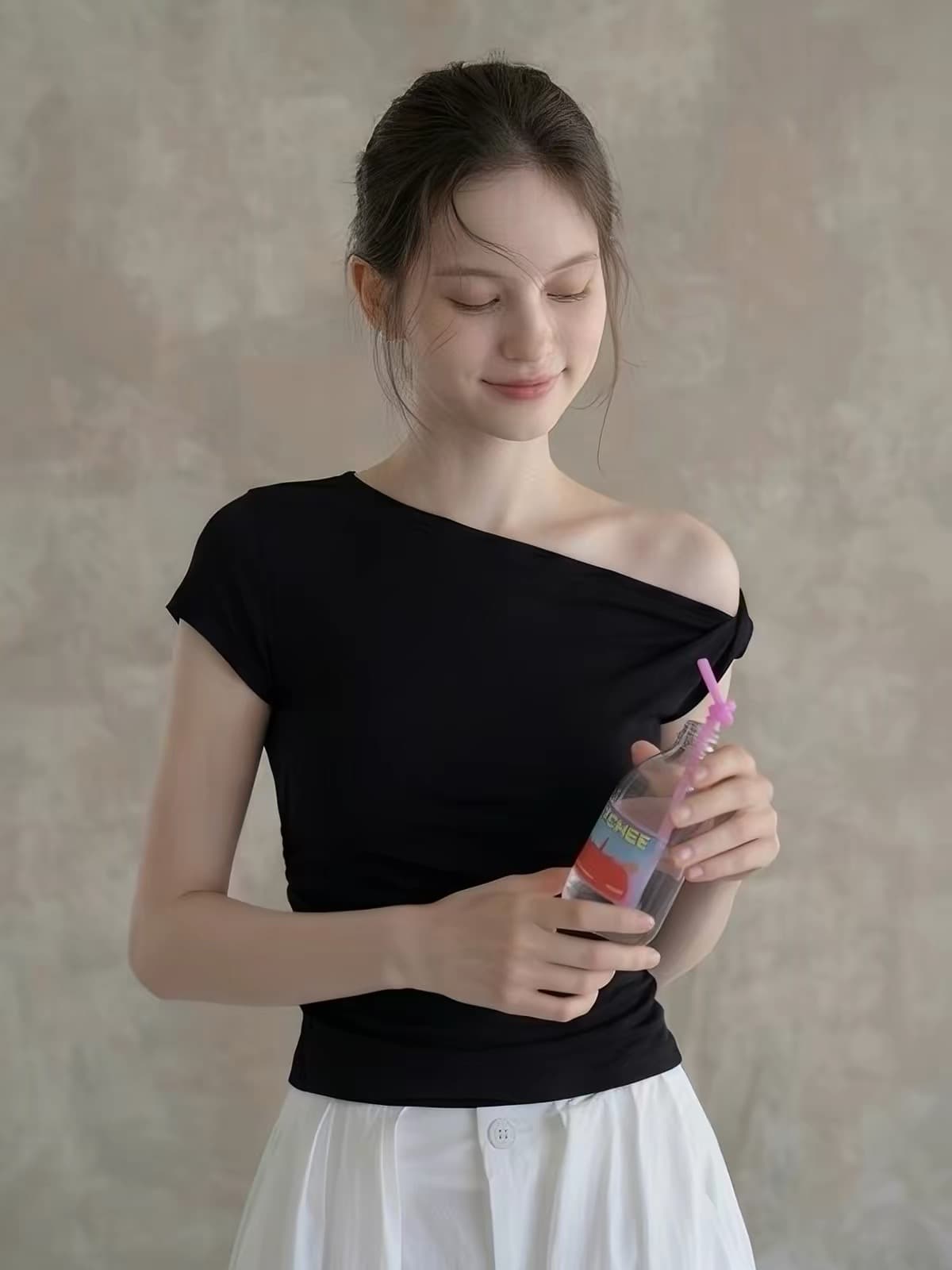 2026 여름 새로운 검정색 비스듬한 어깨 반팔 티셔츠 여성 오프숄더 몸매 가꾸기 허리 수축 고유 한 아름다운 꼬집기 허리 짧은 맨위 이미지 2