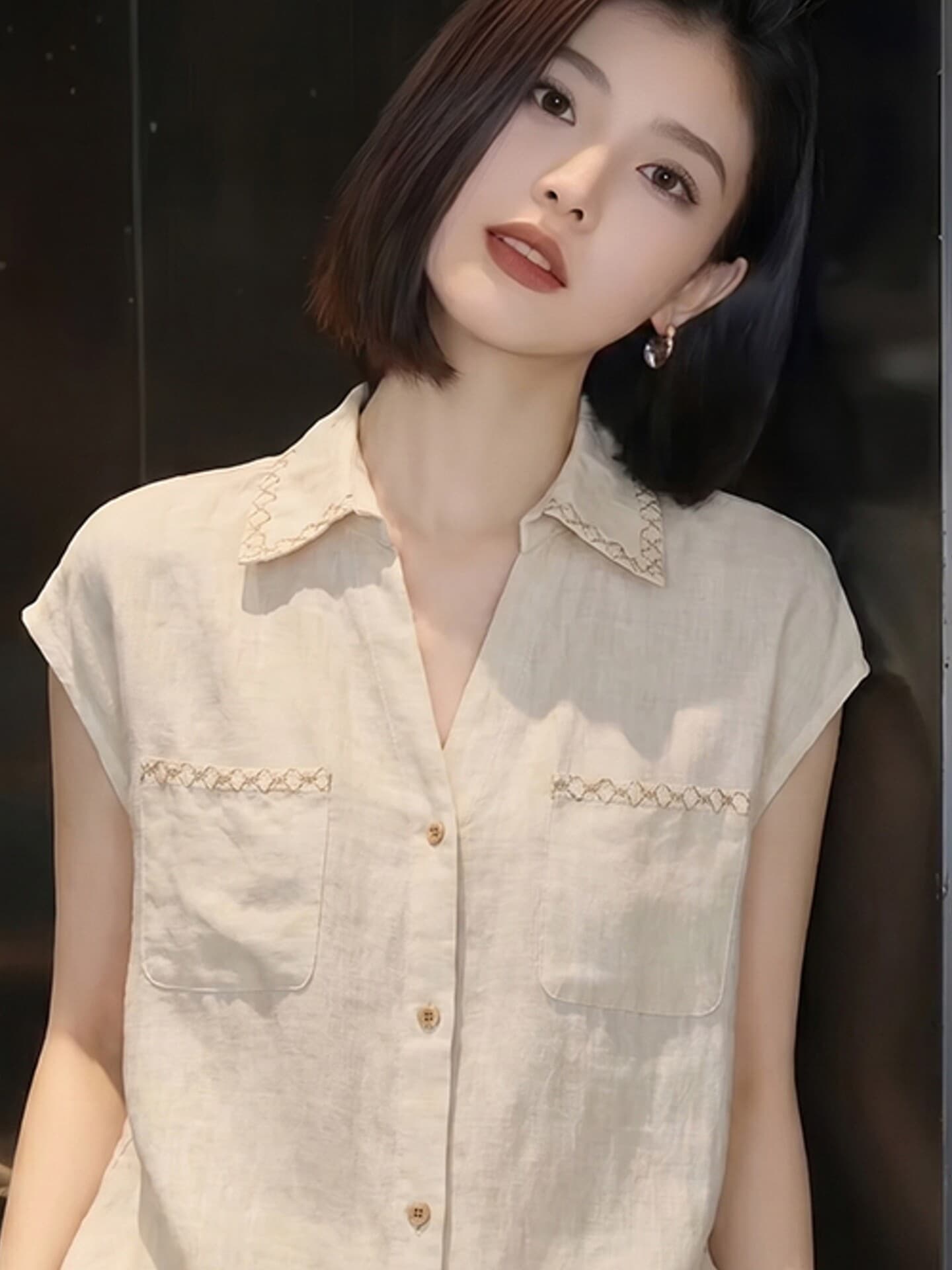 2026 여름 새로운 살구 색상 캐주얼 자수 폴로 칼라 반팔 라미 여성 셔츠 빛 럭셔리 바람 다용도 느긋한 맨위 상세 이미지 4