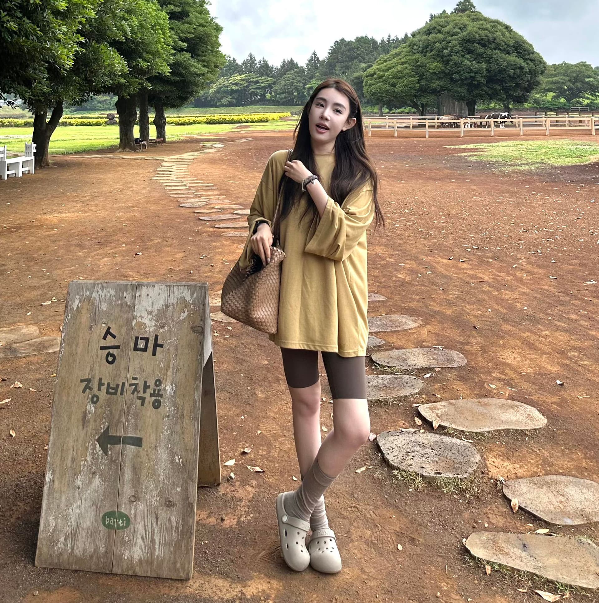 한국 스타일 미니멀리즘 갈색 황색 긴팔 티셔츠 여성 여름 루즈핏 편안함 얇고 가벼운 통기성 자외선 차단 블라우스