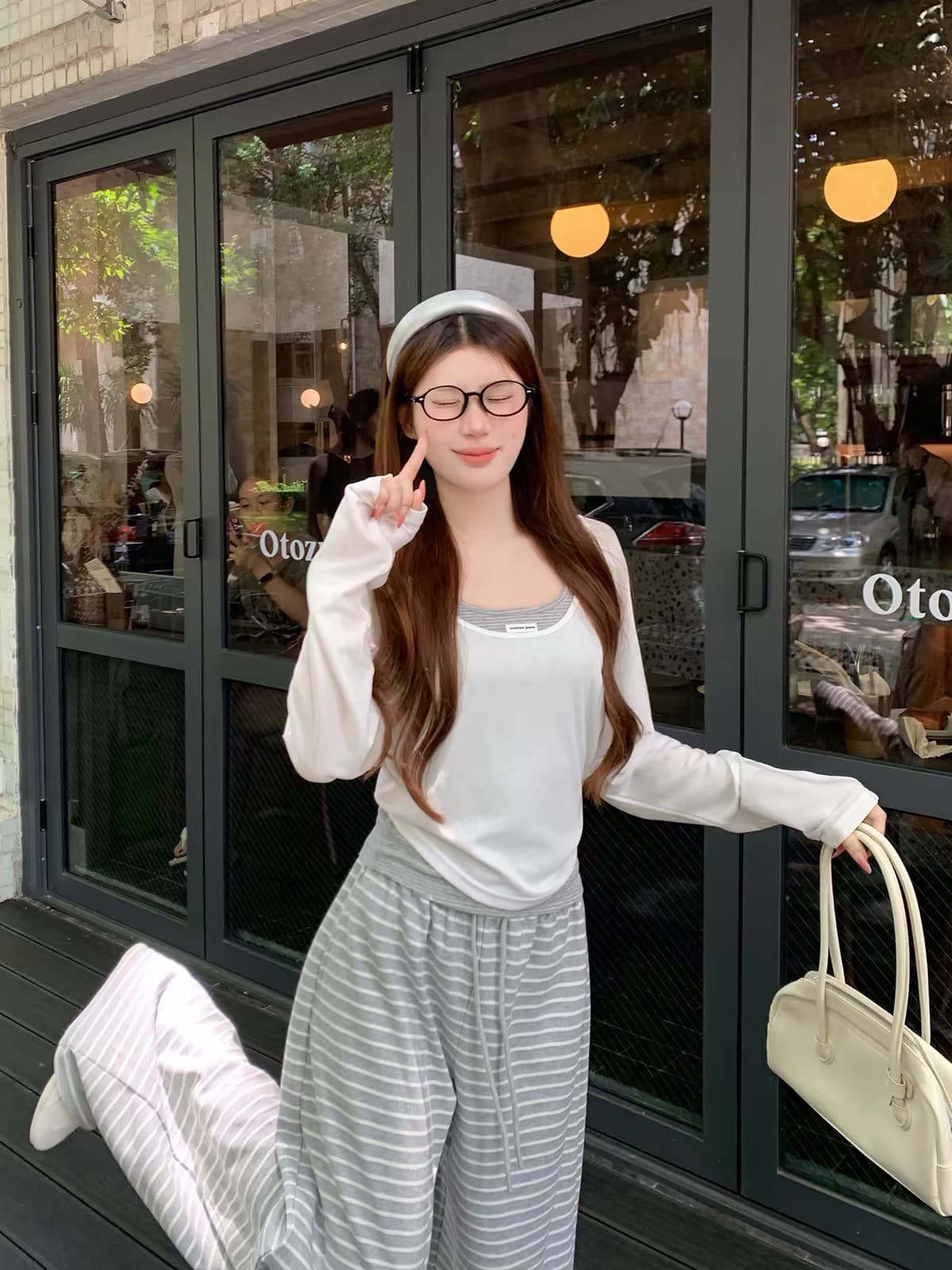 이른 가을 2026 년 한 부서 얇은 스타일 자외선 차단 블라우스 디자인 센스 맨위 송 긍정적 인 En 화이트 쇼트 스타일 긴팔 티셔츠 여성 이미지 3