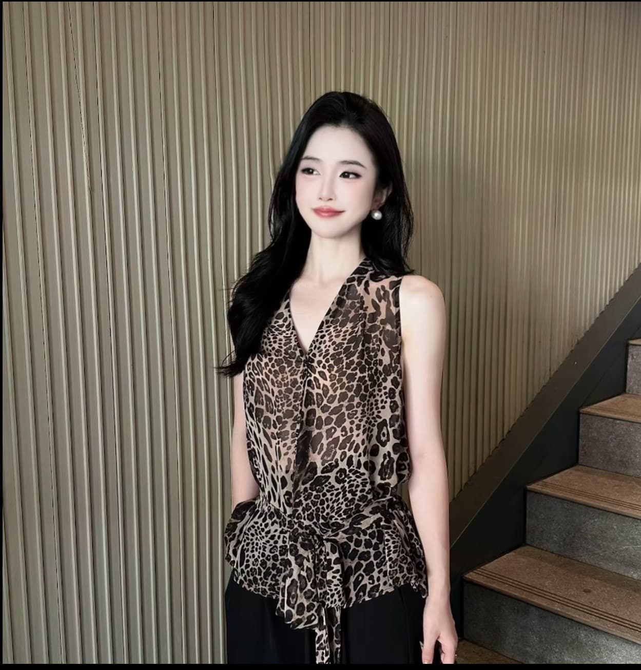 026 새로운 V넥 레오파드 무늬 조끼 여성 셔츠 허리 수축 슬림해 보이는 민소매 맨위 9부 바지 세트 이미지 3